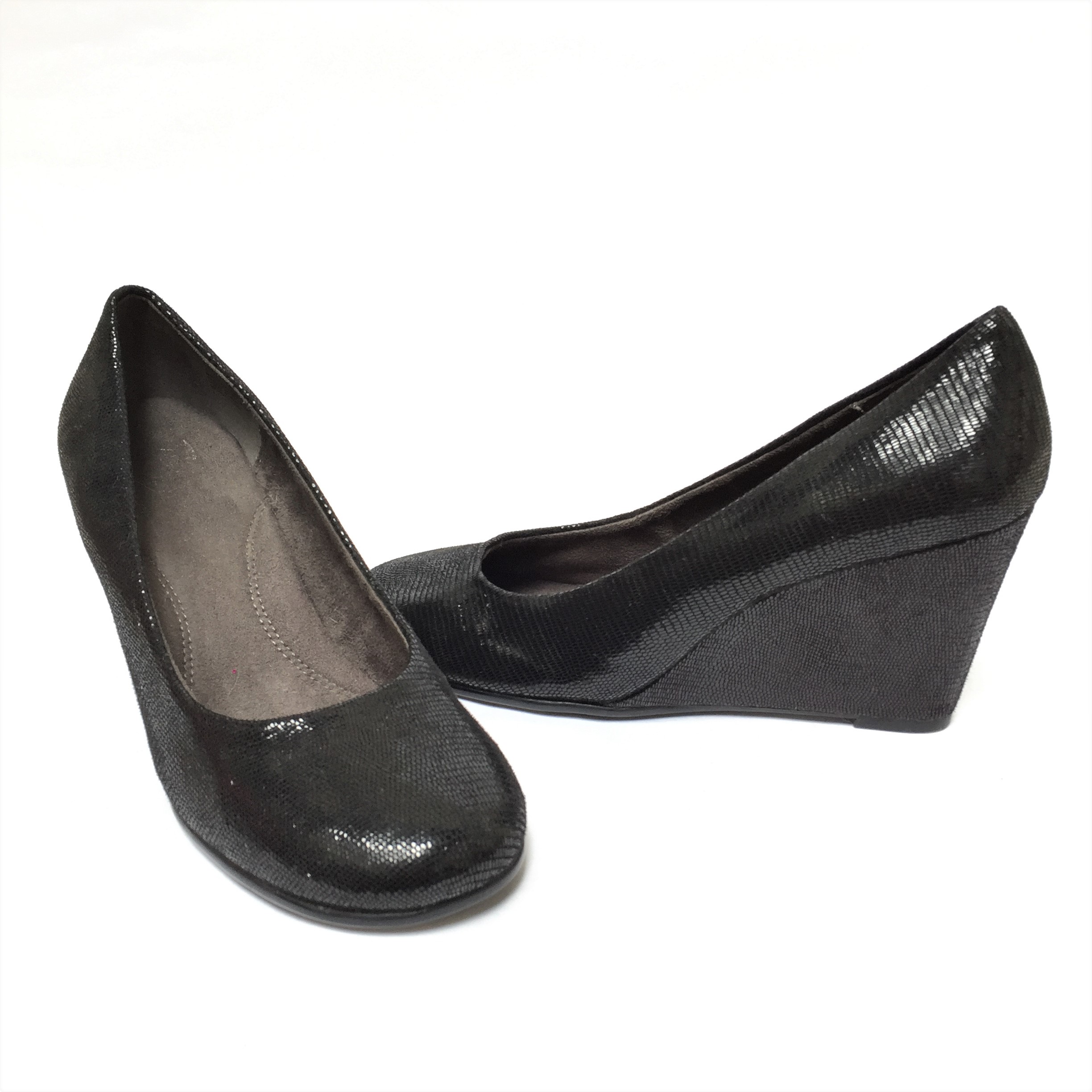 Zapatos Aerosoles negros con textura pitón satinado, punta redonda, taco cuña 7. Muy cómodos! 
Estado 9.5/10
Precio original: $80
Talla 40 