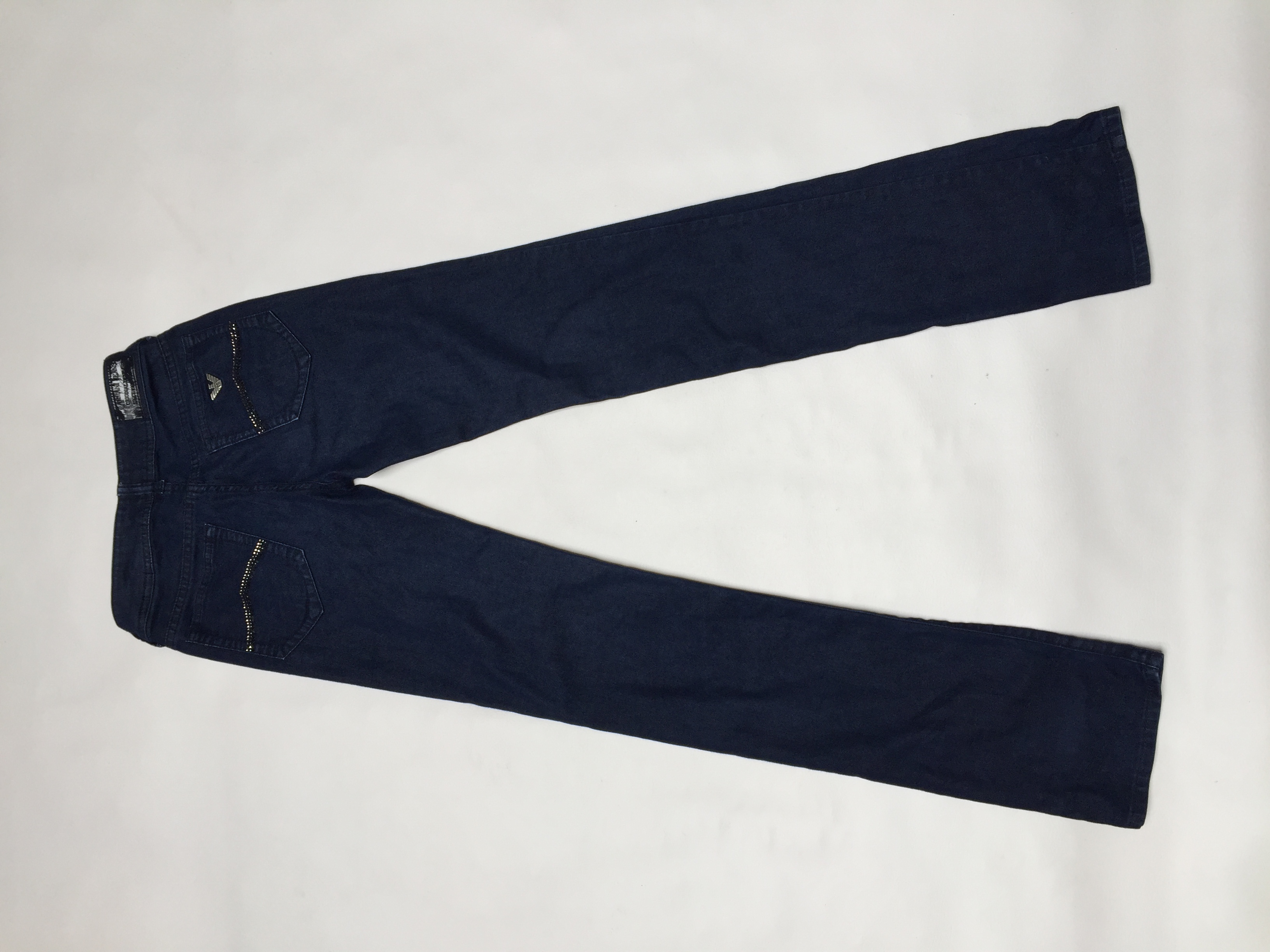 Pantalón Armani Jeans azul, 79% algodón, bolsillos delanteros y posteriores con strass, es pitillo y ligeramente stretch. Precio original USD100
Talla 25