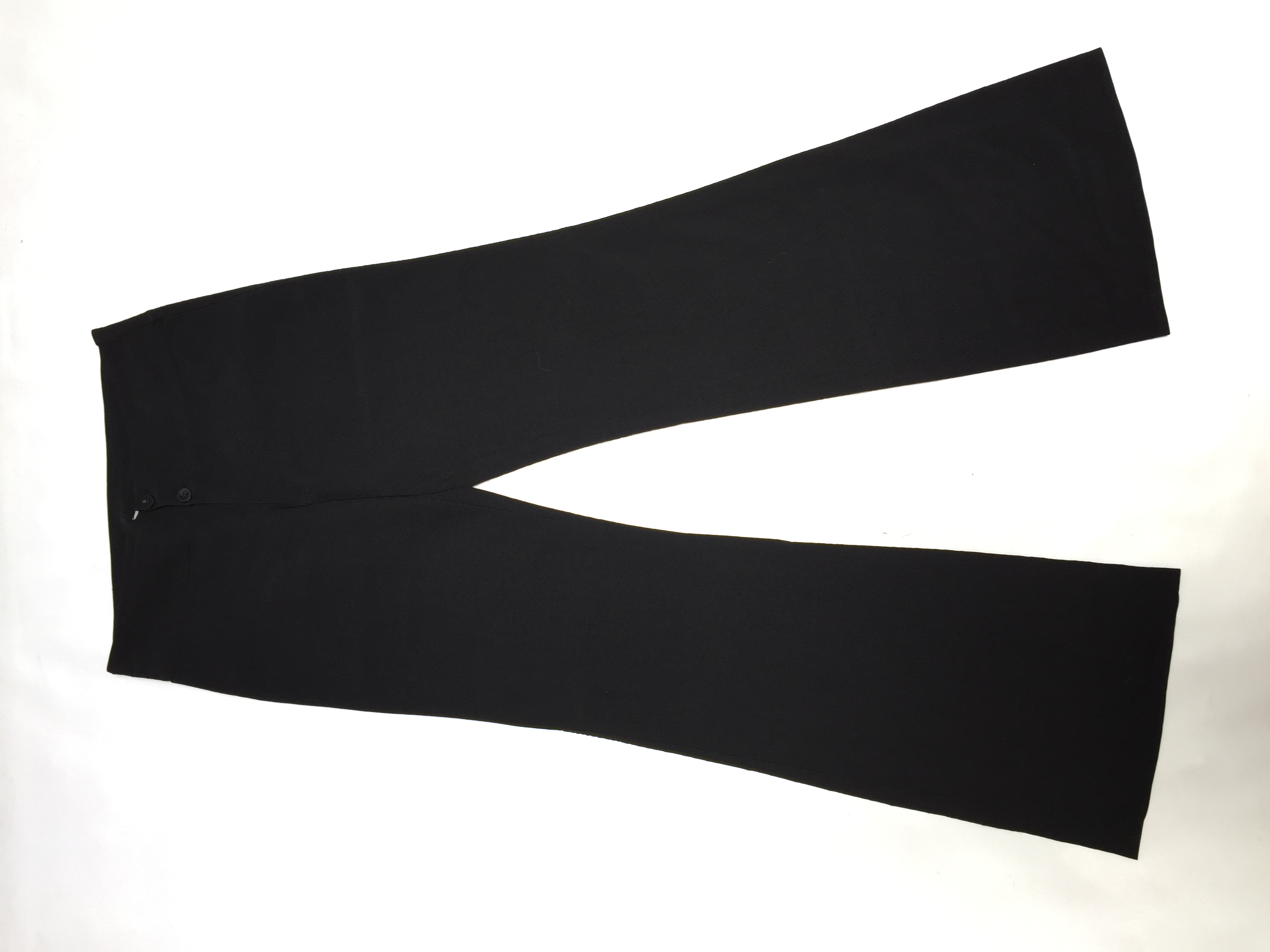 Pantalón negro de vestir con pretina ancha y botones, ligeramente acampanado y un bolsillo secreto. Un básico! Pretina 76cm
Talla 28