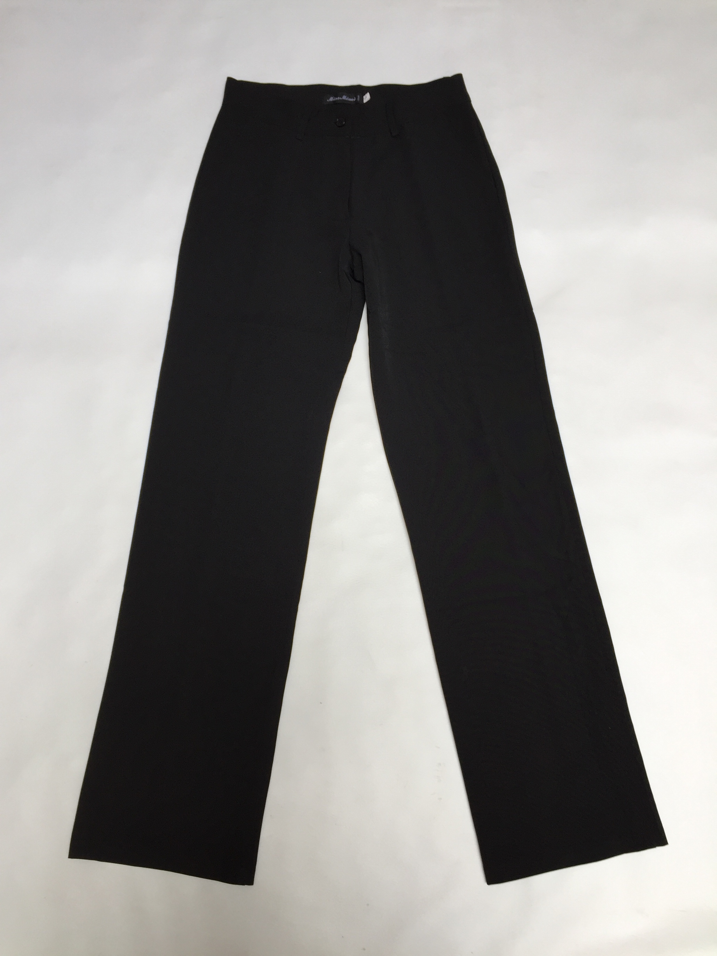 Pantalón de sastre negro, con botón y cierre, bolsillos laterales y uno posterior, corte recto. Pretina 72cm
Talla S
