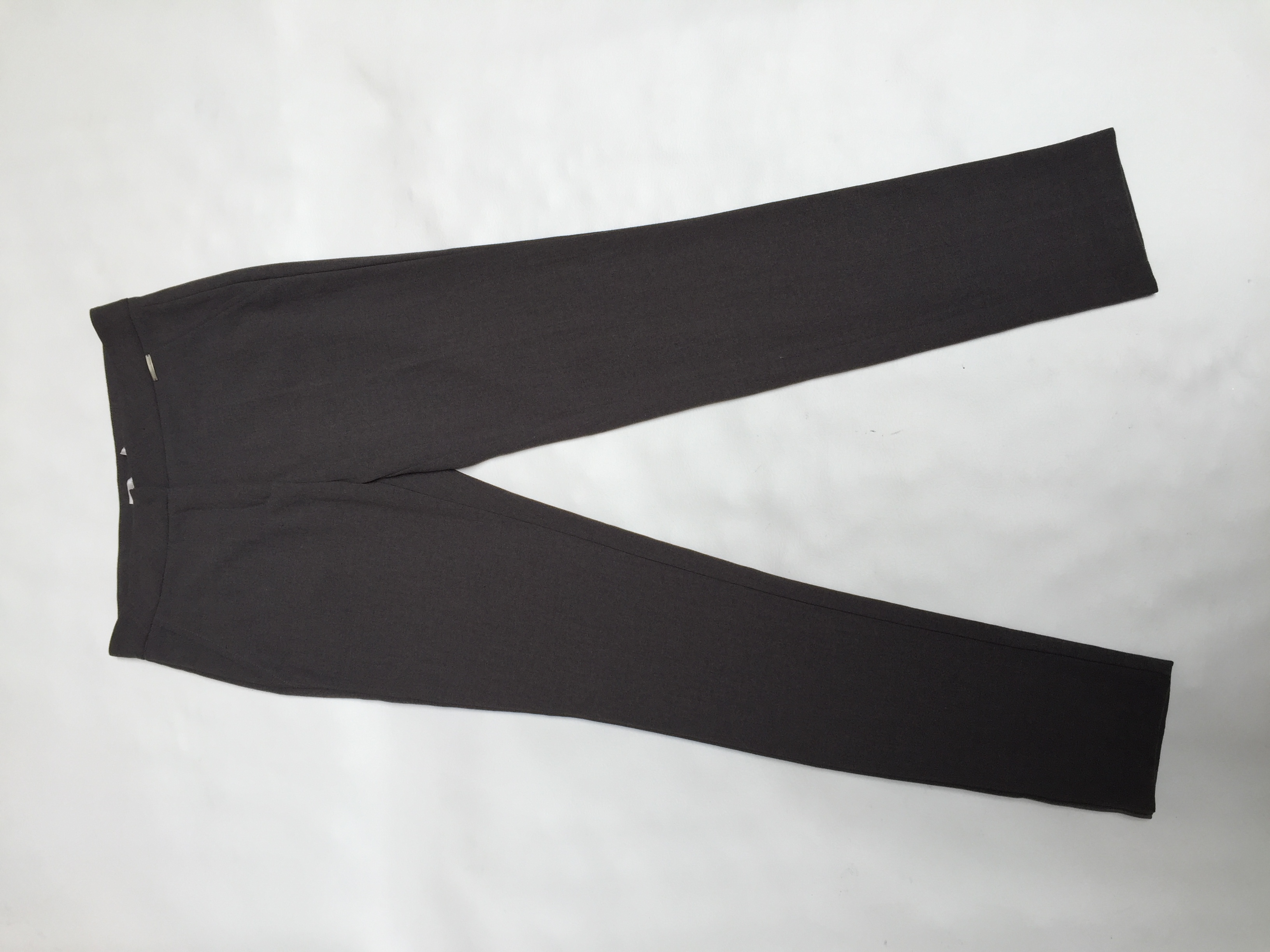 Pantalón Michelle Belau tela tipo sastre plomo con broche, cierre y es pitillo. Pretina 72cm
Talla 26