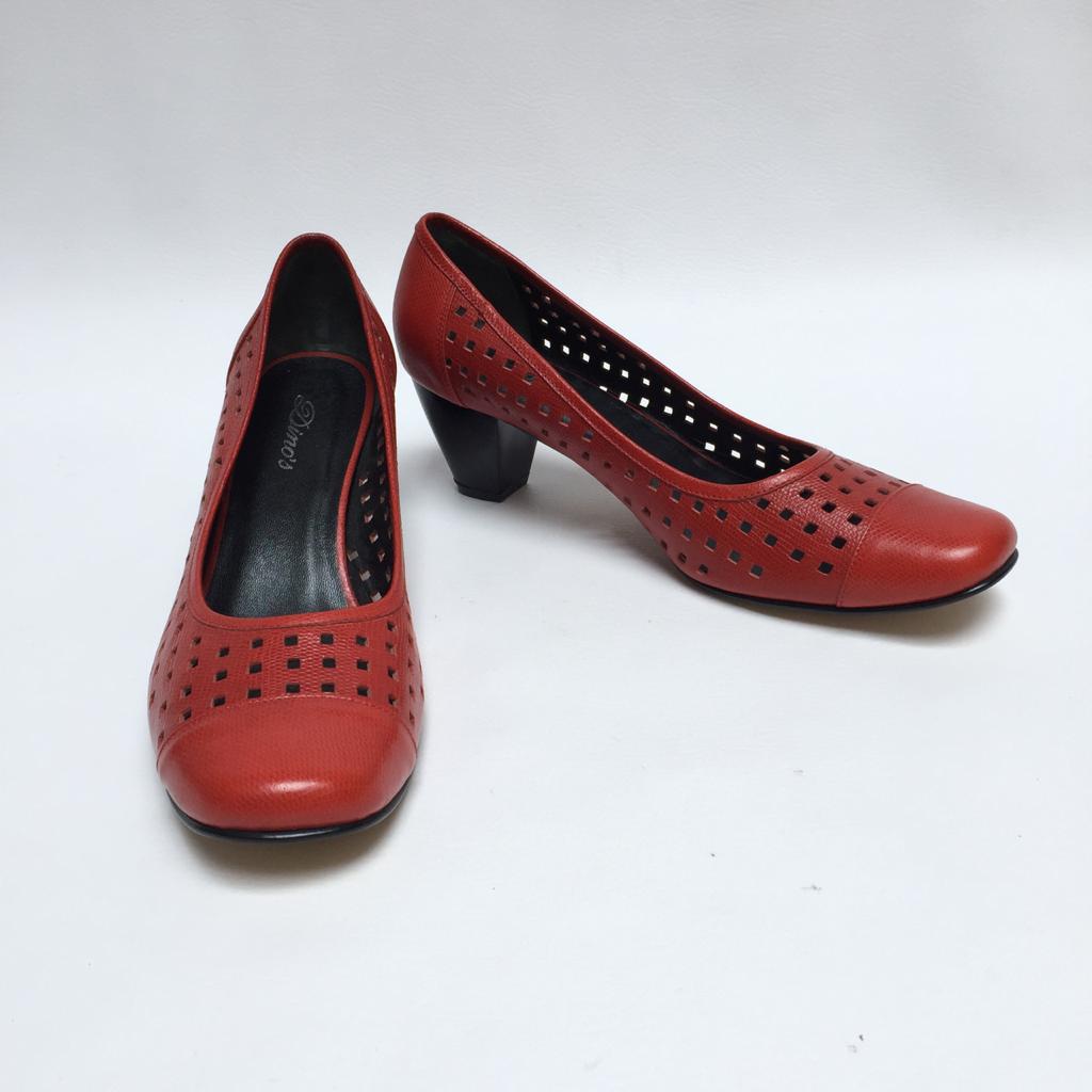 Zapatos de cuero rojo con textura y calado de cuadraditos, taco 5 cuadrado. Como nuevos!
Talla 41
