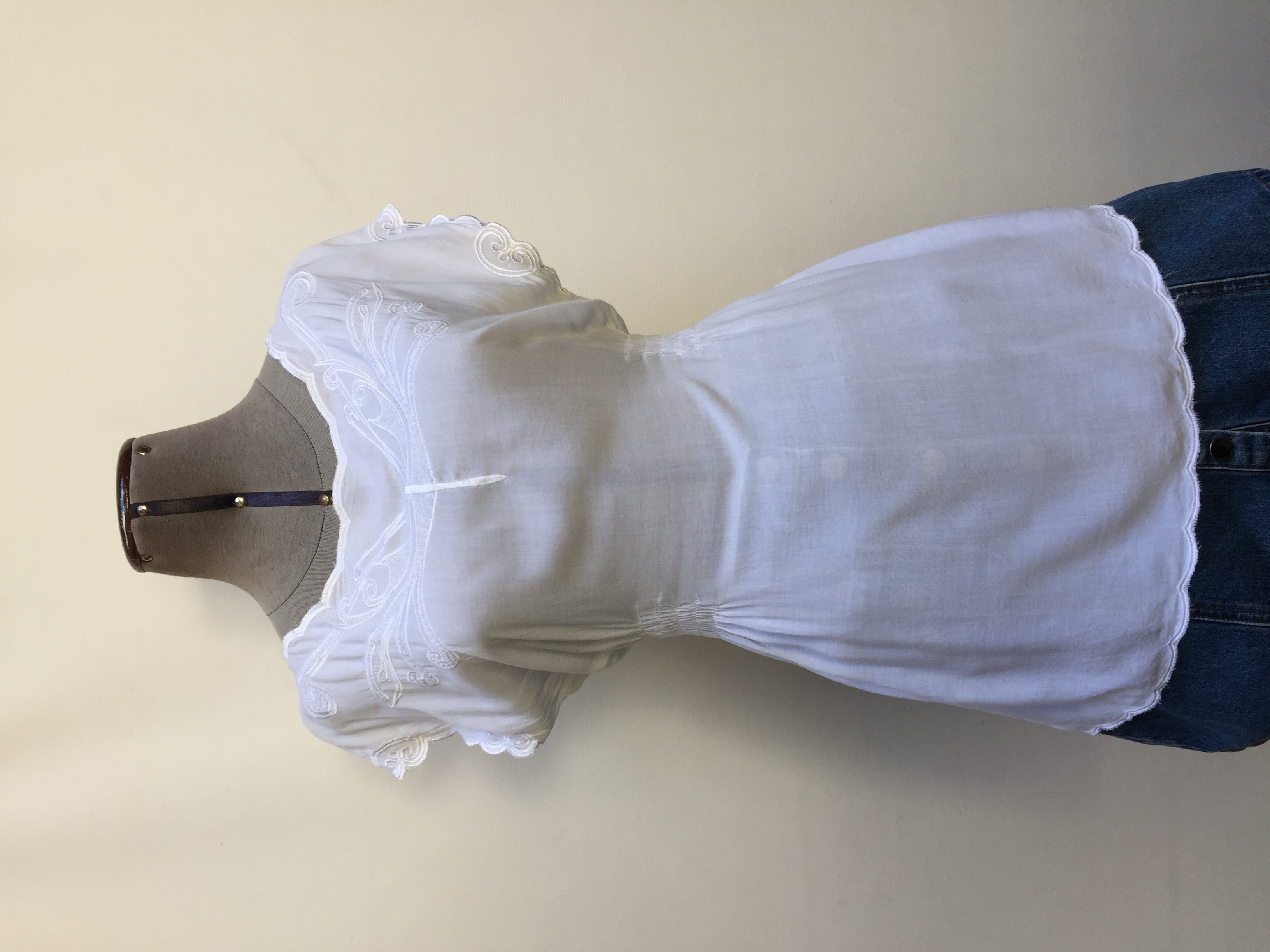 Blusa Basement blanca con bordado en el cuello y mangas, panal de abeja laterales en la cintura. Suelto y fresco!
Talla S (puede ser M)