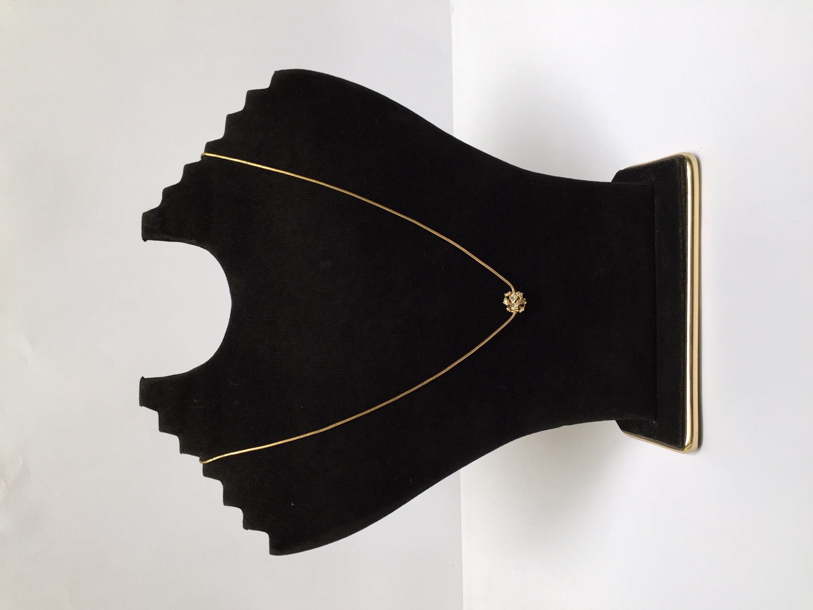 Collar cadena de oro 14k con dije en forma circular con incrustaciones tipo diamante
Diámetro: 46 cm 