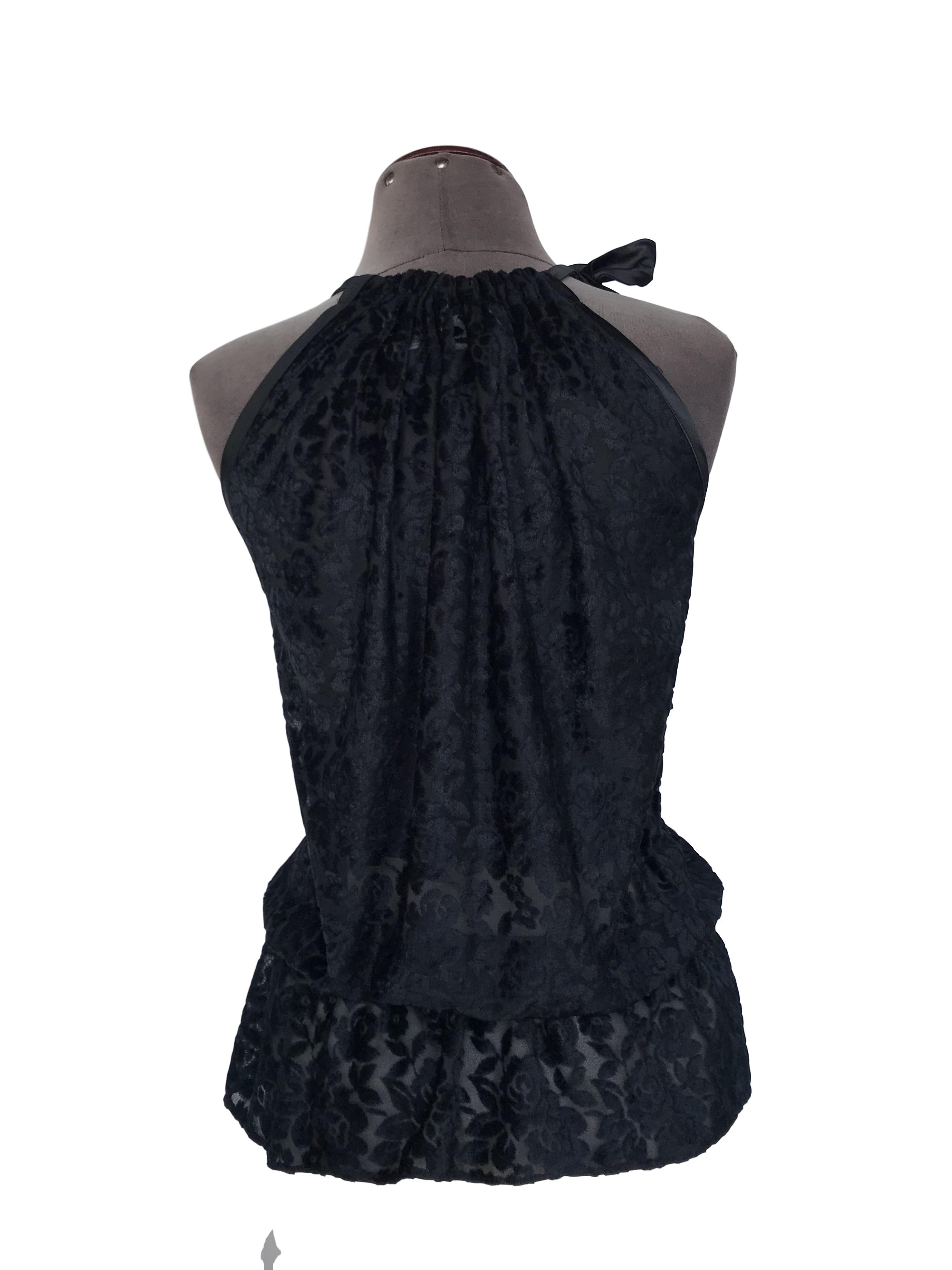 Blusa Cats Atelier de tela tipo tul con relieve de flores de plush negro, volante en el pecho, elástico en la cintura y lazo en el cuello
Talla S