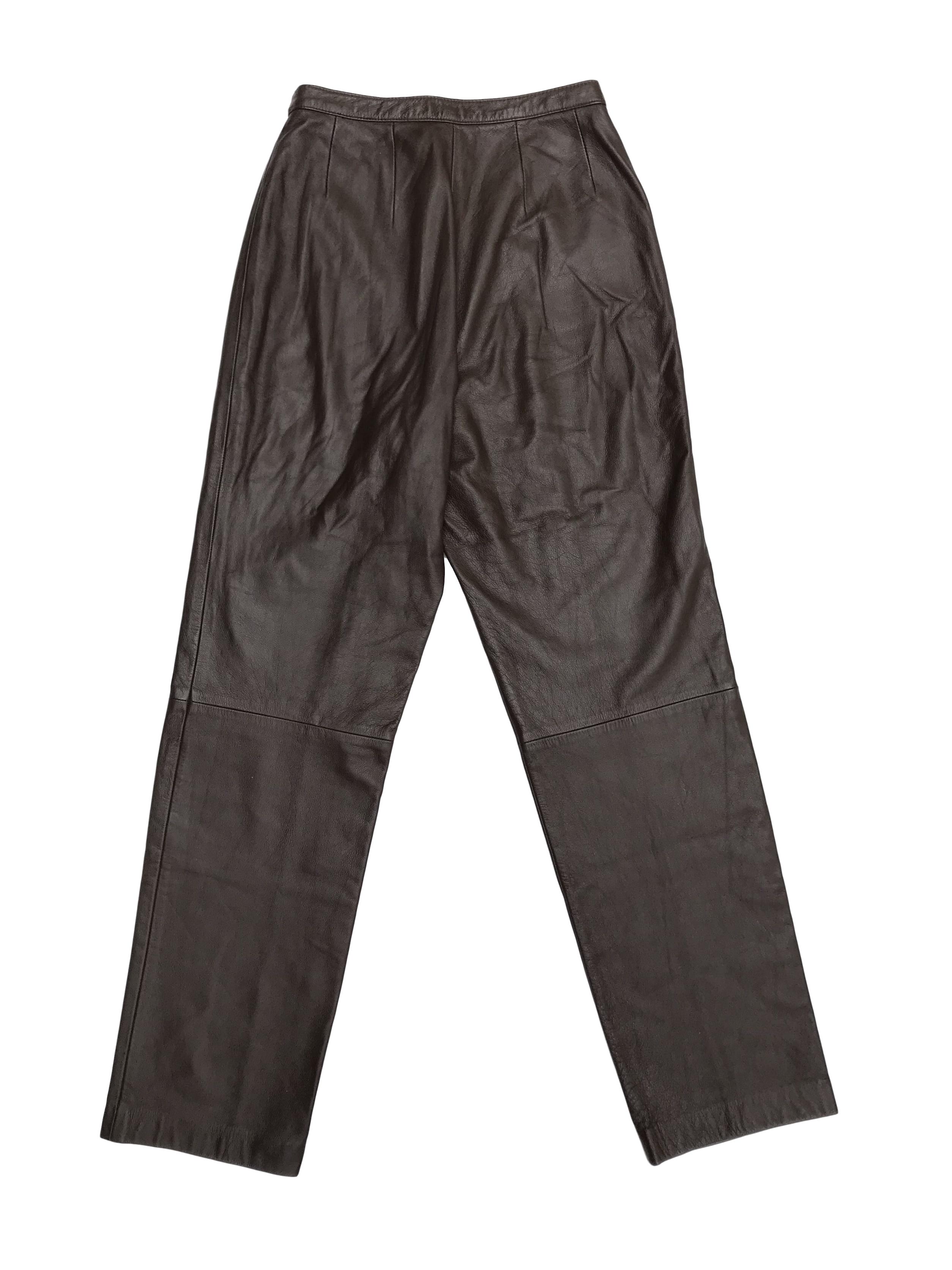 Pantalón de cuero marrón a la cintura, tiene botón y cierre delanteros, corte recto, lleva forro hasta la rodilla. Cintura 67cm Largo 105cm. Precio retail S/ 450