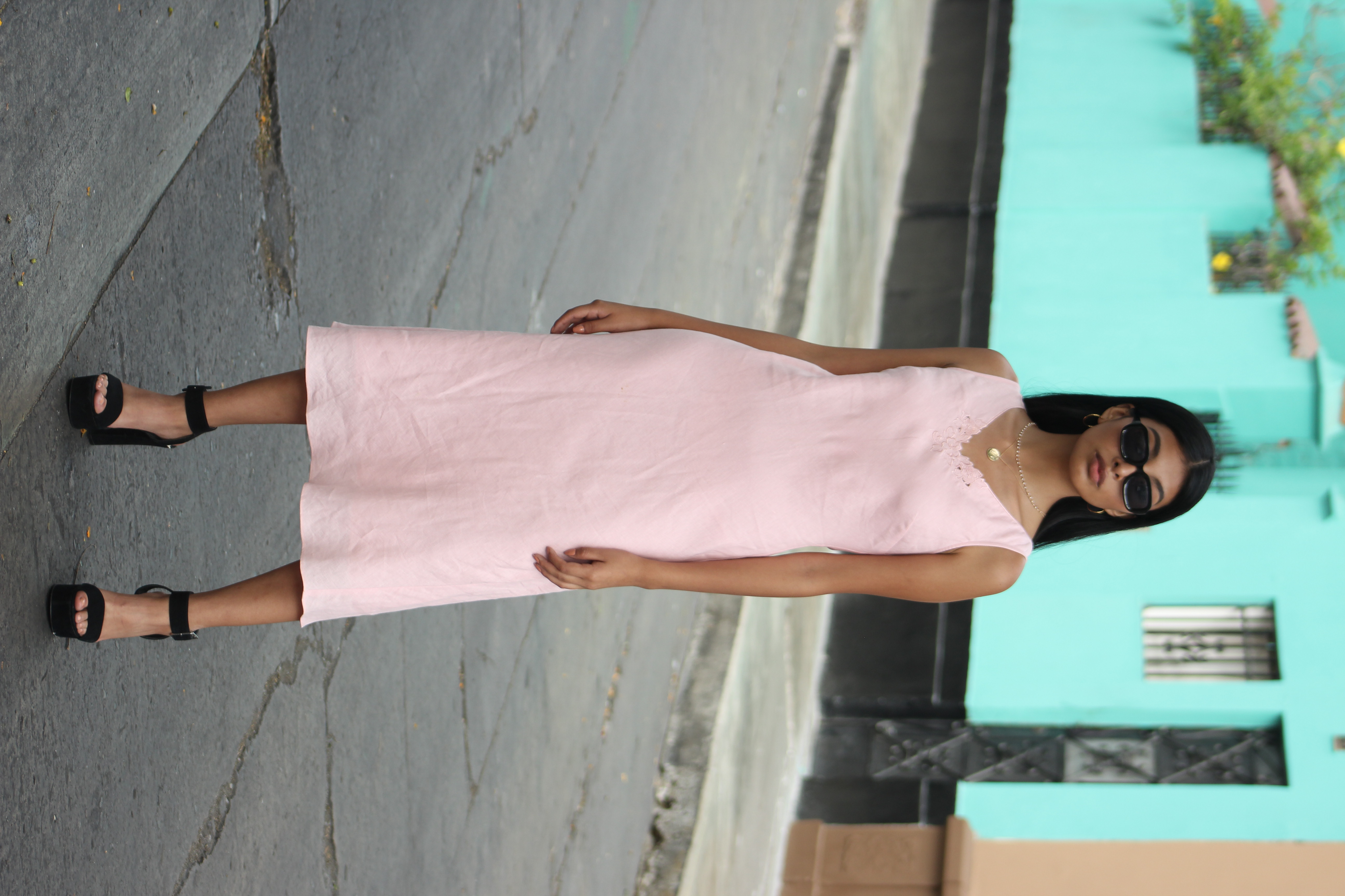 Vestido rosado 100% lino con broderie en el pecho, una sola pieza, falda amplia, forrado Talla S