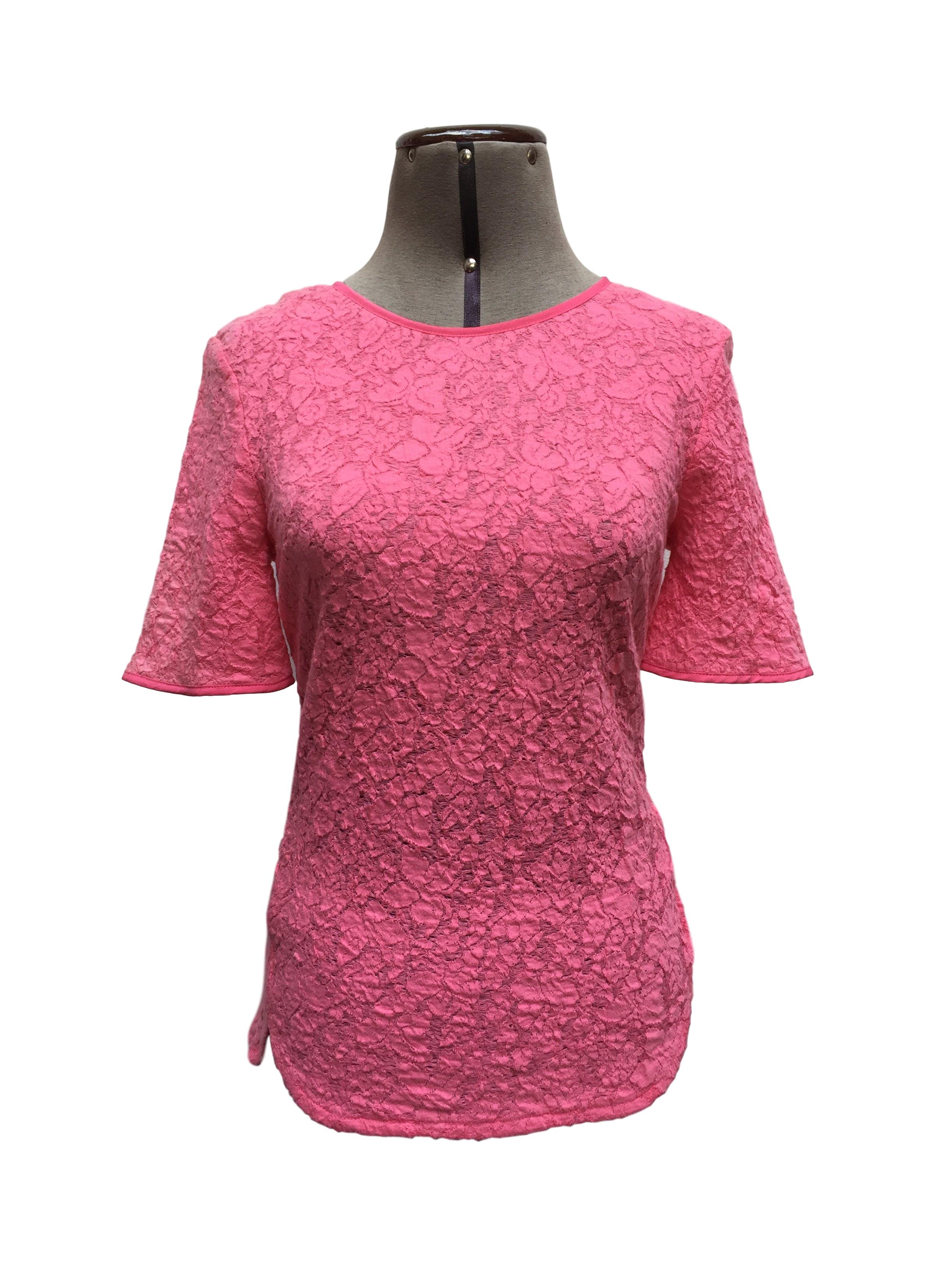 Blusa Oasis rosa con textura de flores, botón posterior en el cuello. Arma lindo
Talla S
