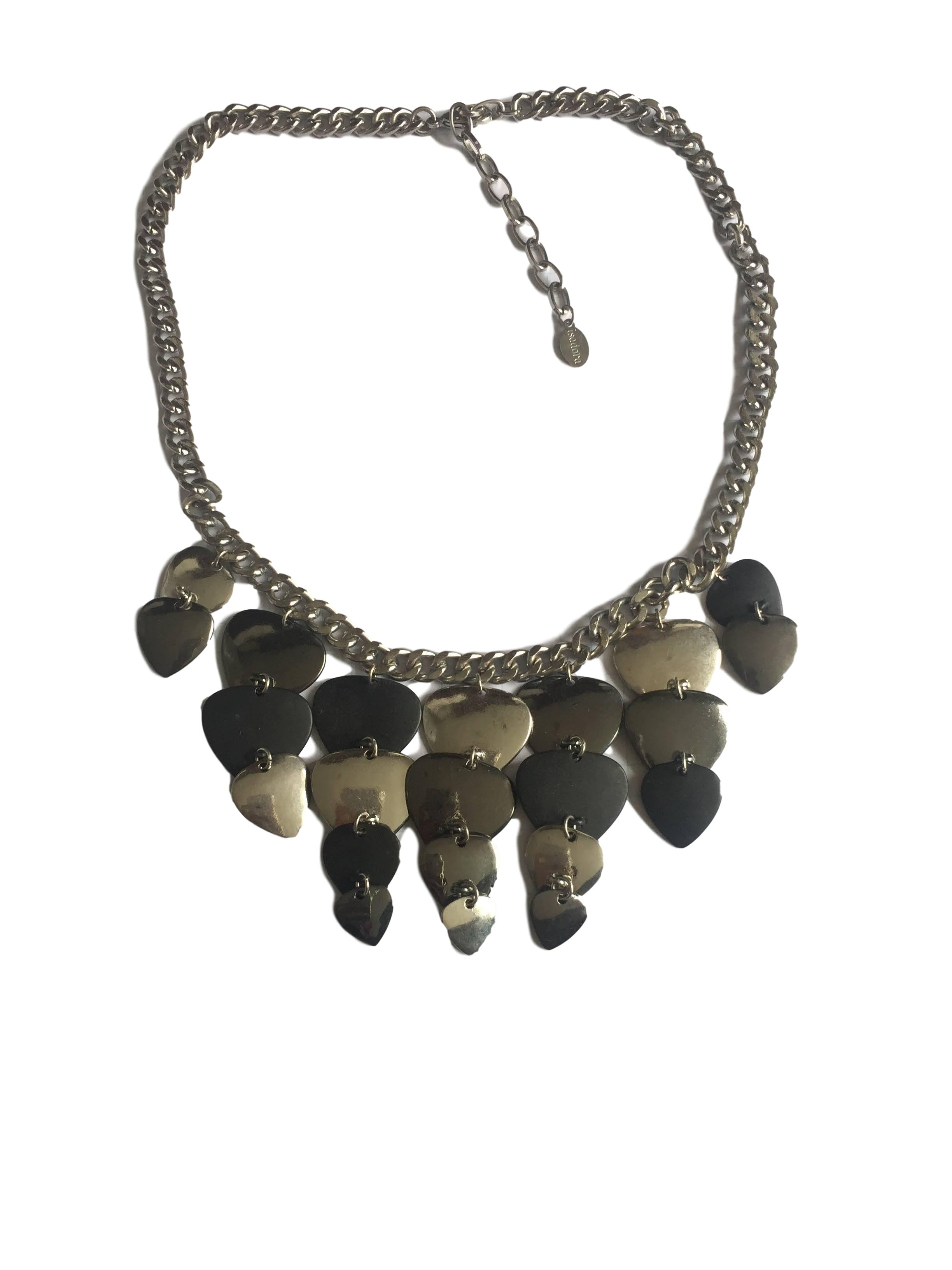 Collar Isadora cadena plateada con dijes colgantes negros y plateados. Circunferencia 46cm