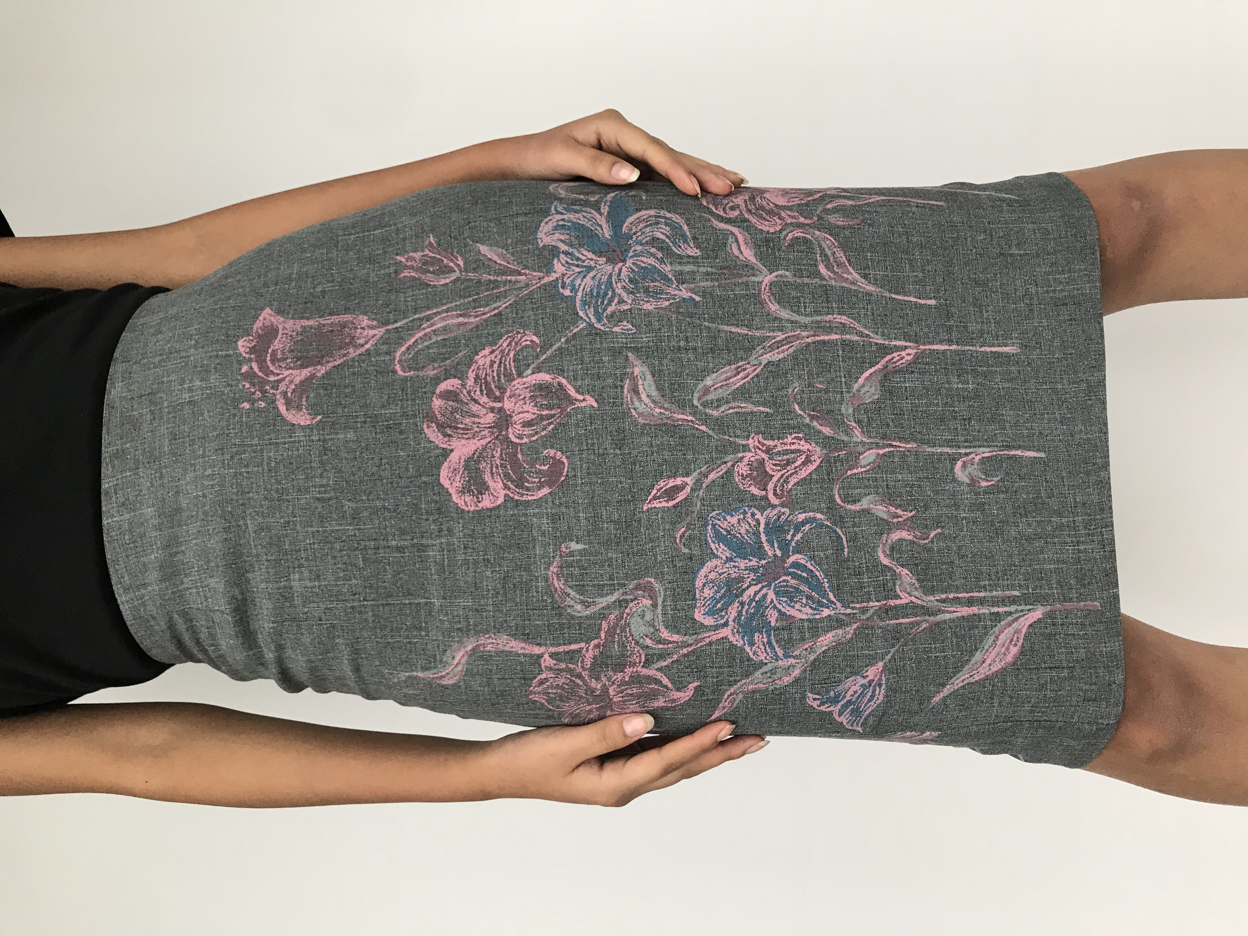 Falda tubo de tela de sastre, gris con flores rosa, cierre y abertura posterior. Cintura 68cm Largo 63cm
