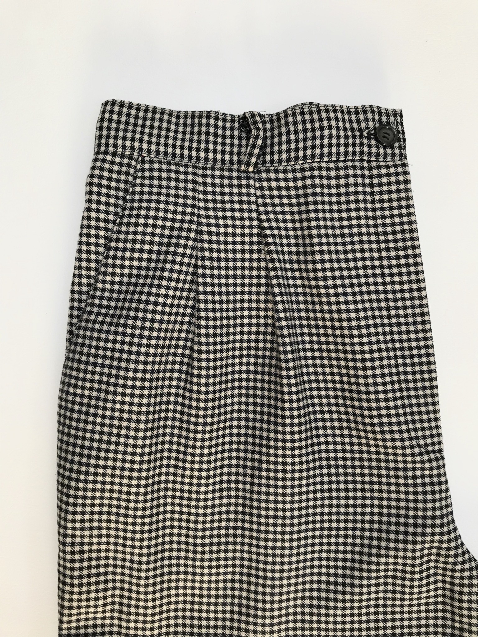 Pantalón vintage estampado pata de gallo negro y beige, a la cintura, corte recto con pinzas. 
Talla 32 (US10)