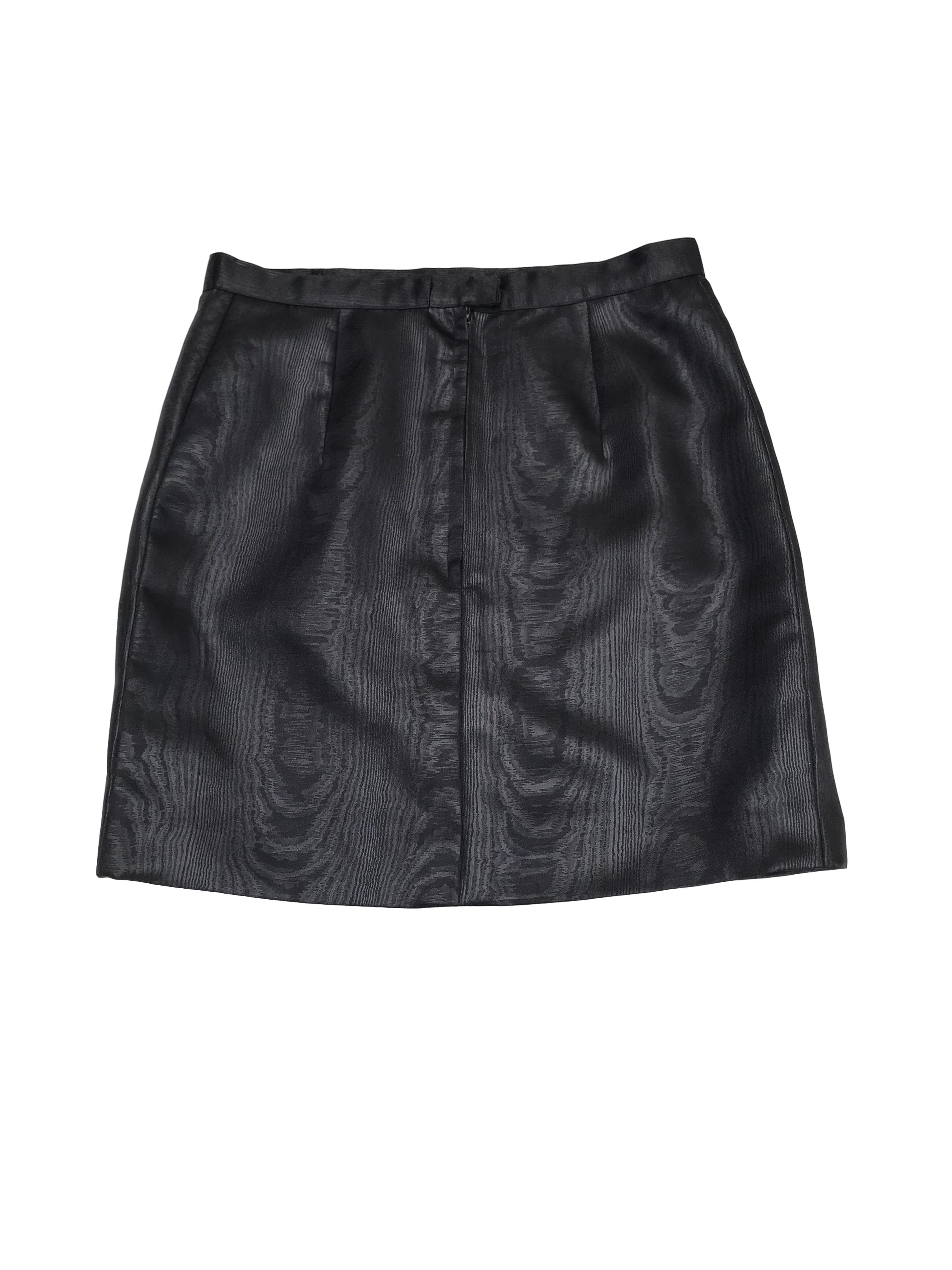 Falda negra de tela satinada efecto madera, con cierre y botón posterior. Largo 44cm