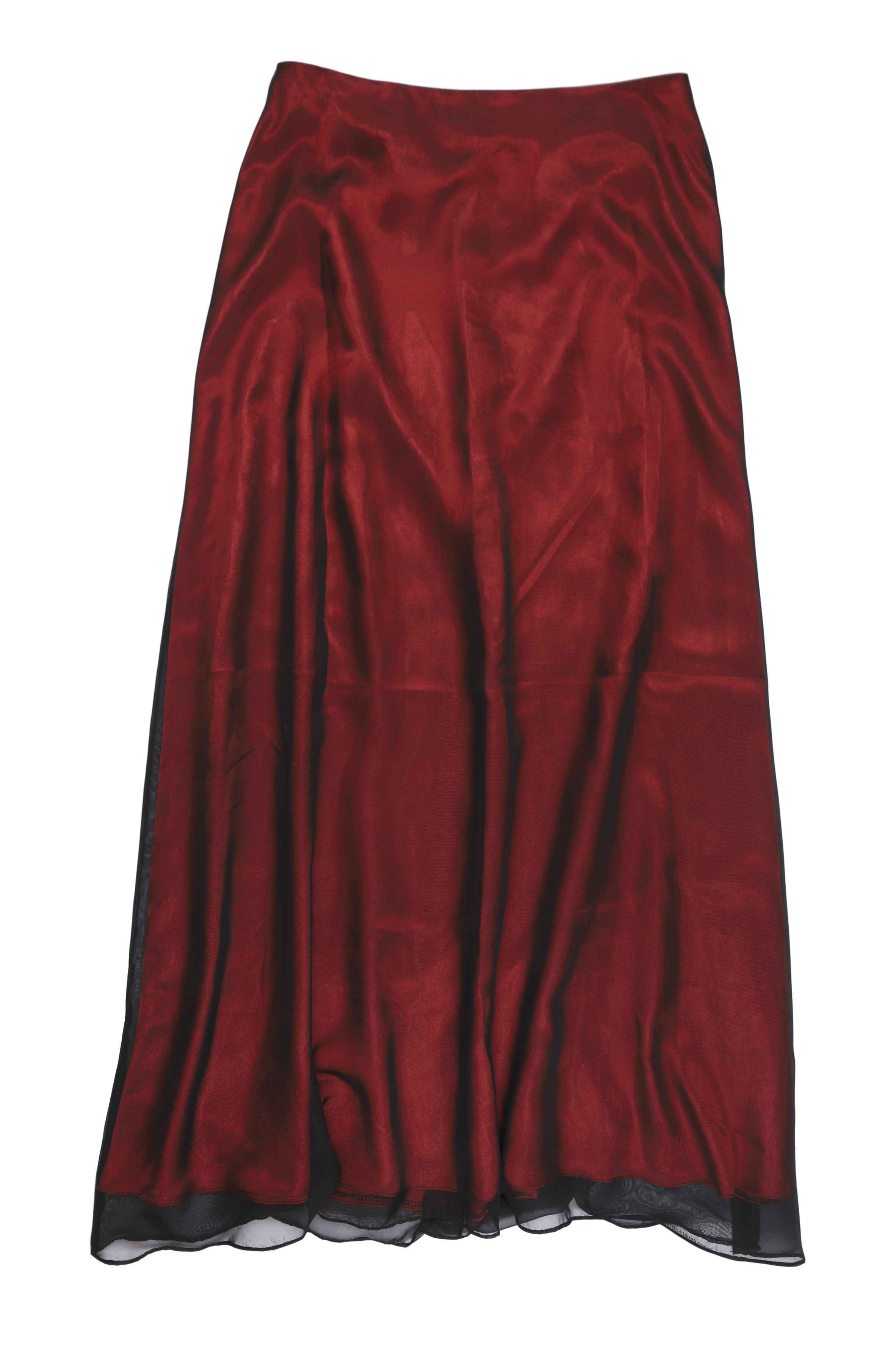 Falda larga de gasa negra y forro rojo satinado, línea A, con cierre posterior. Cintura 78 cm.