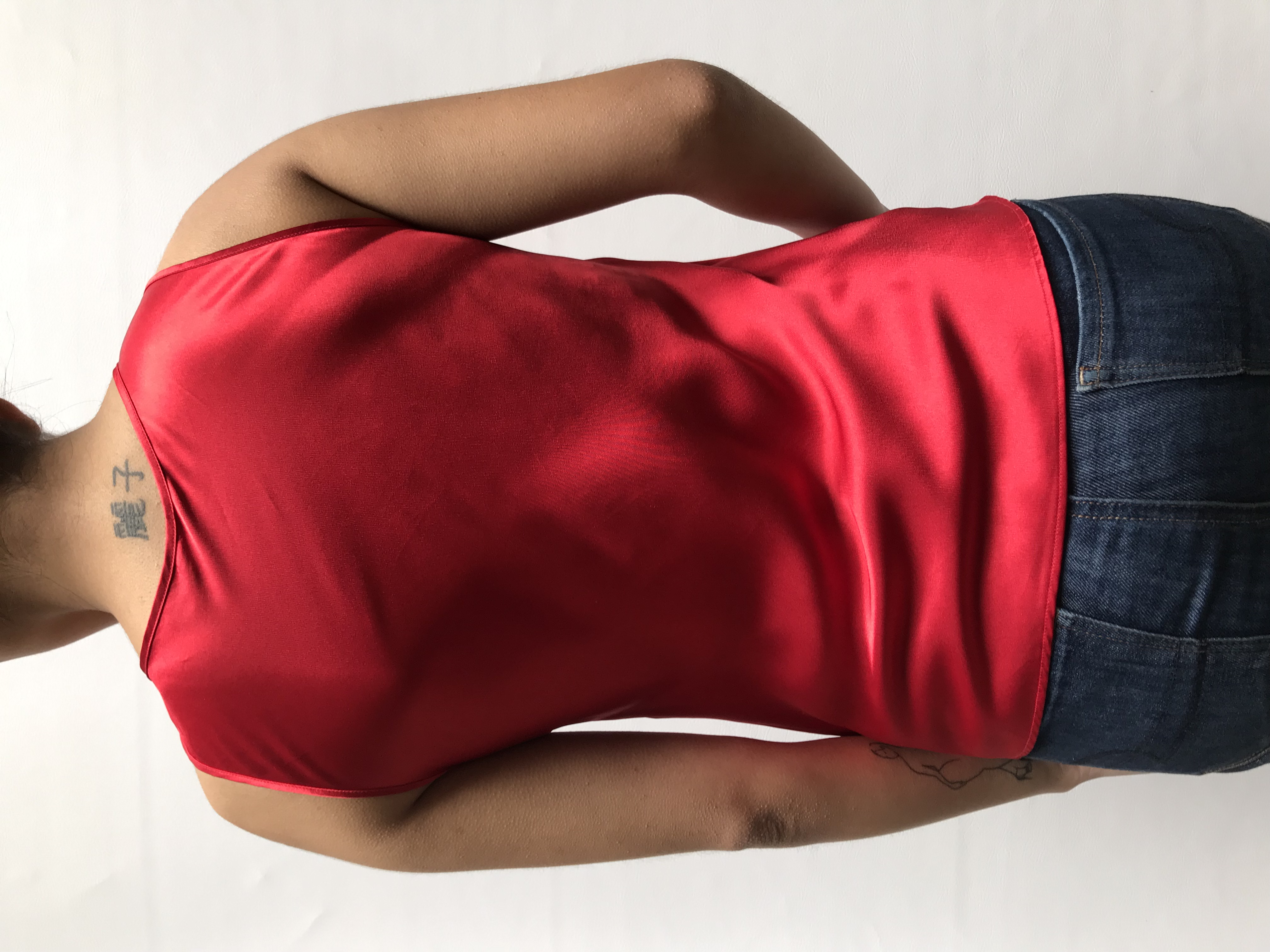 Blusa roja de raso, con escote en V, detalle de  encaje y bordado de bajo del busto.
Talla XS/S