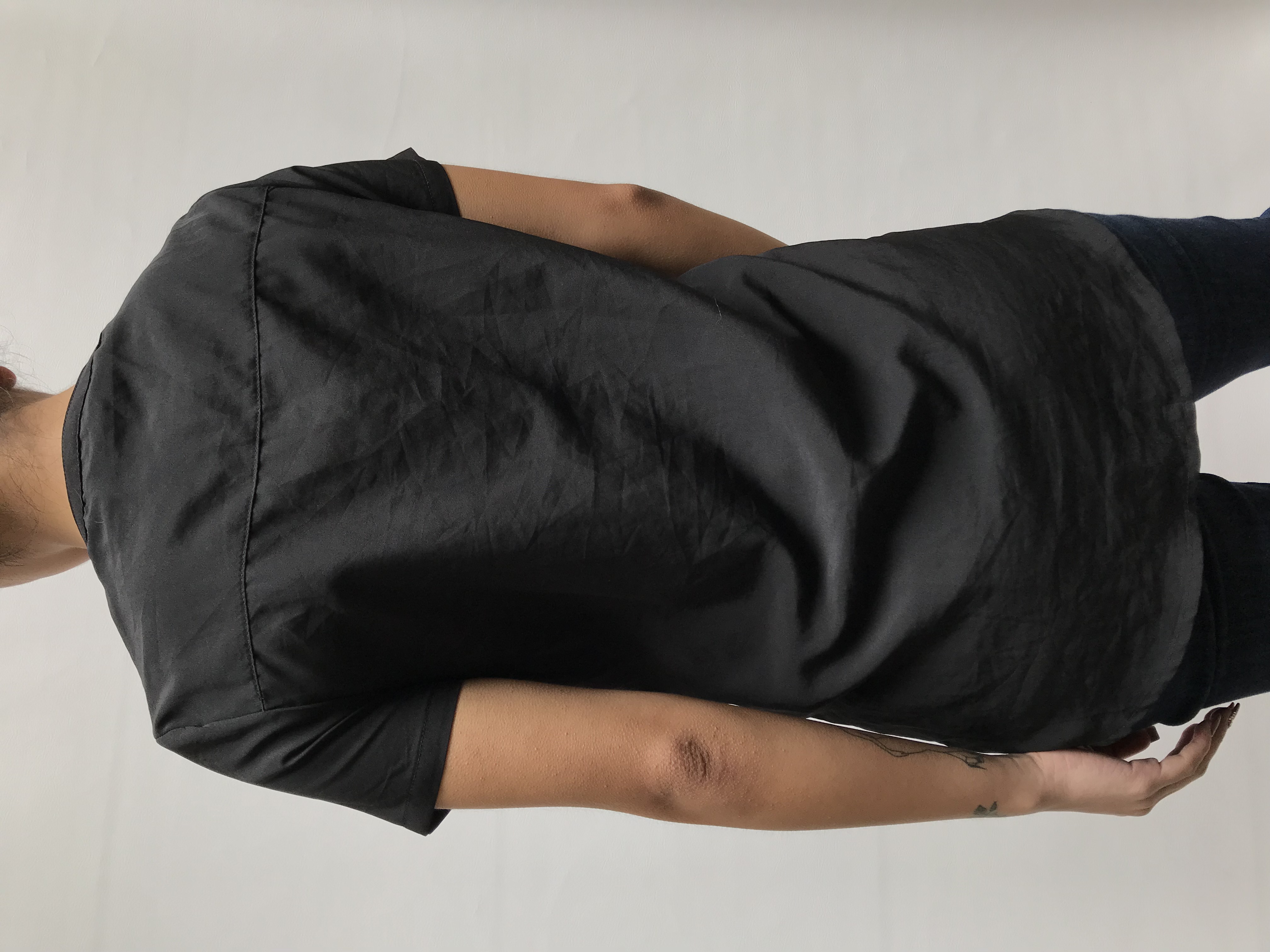 Blusa tela plana negra con botones en tono bronce. Busto 98cm Largo 65cm