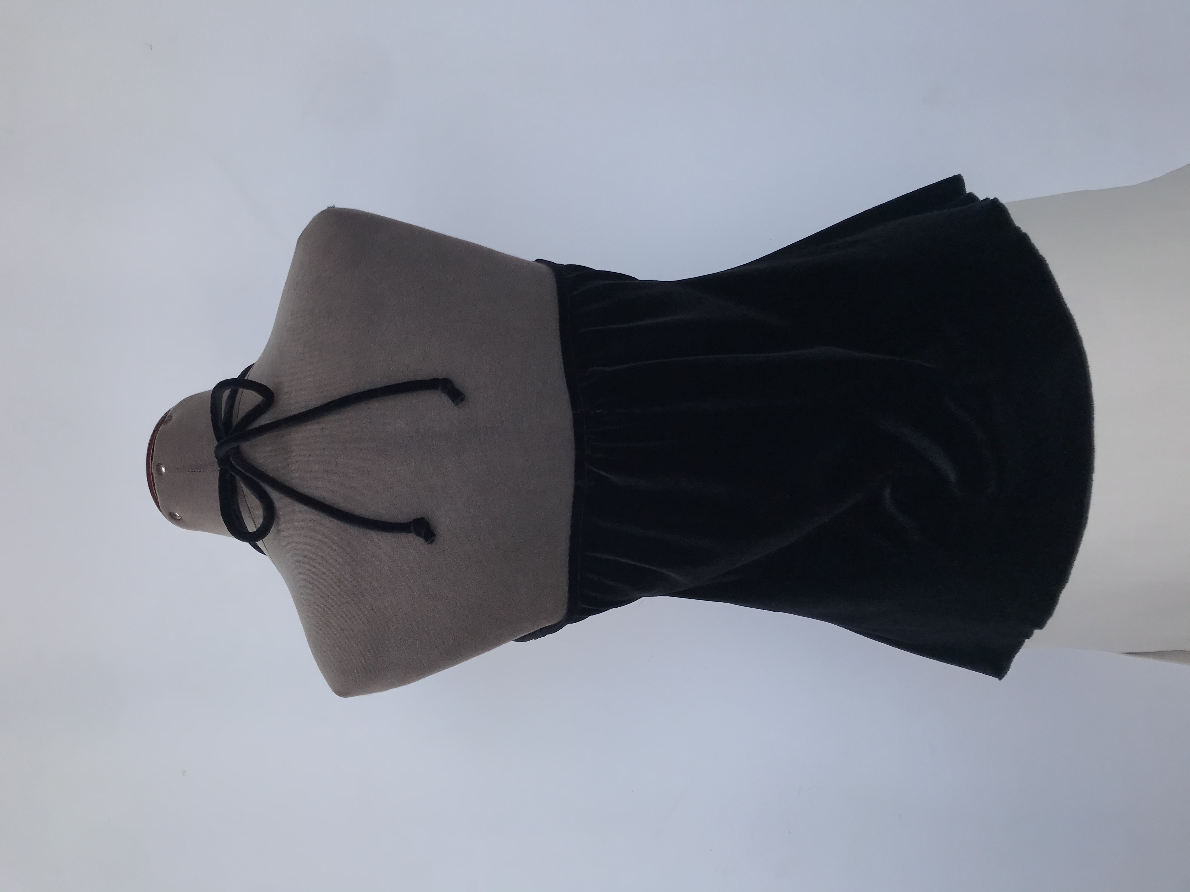 Blusa negra de plush, cuello halter, escote en V con aplicaciones de encaje
Talla S