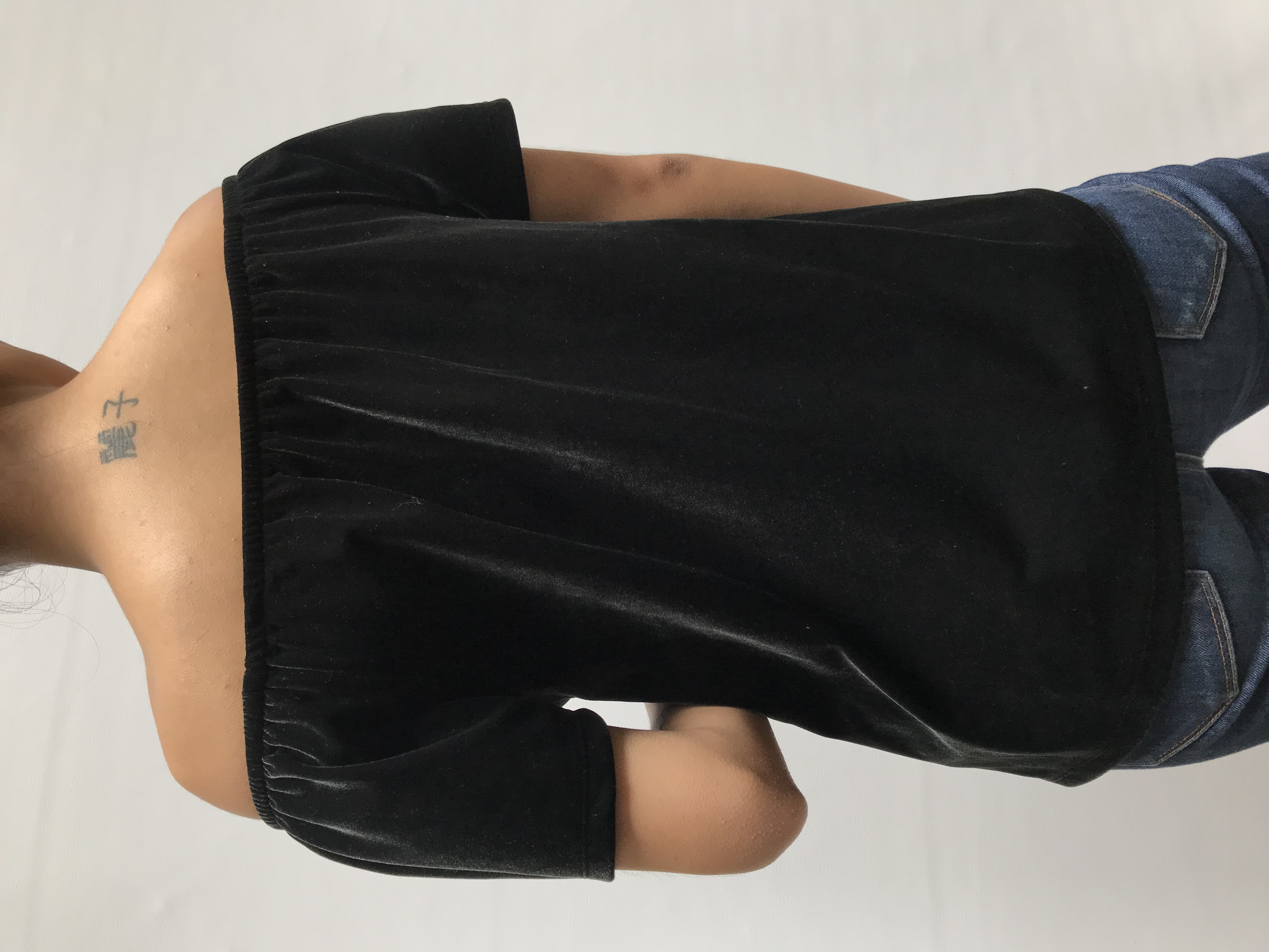 Blusa Gap de terciopelo negro, off-shoulder con manga corta. Precio original S/ 150 Talla S