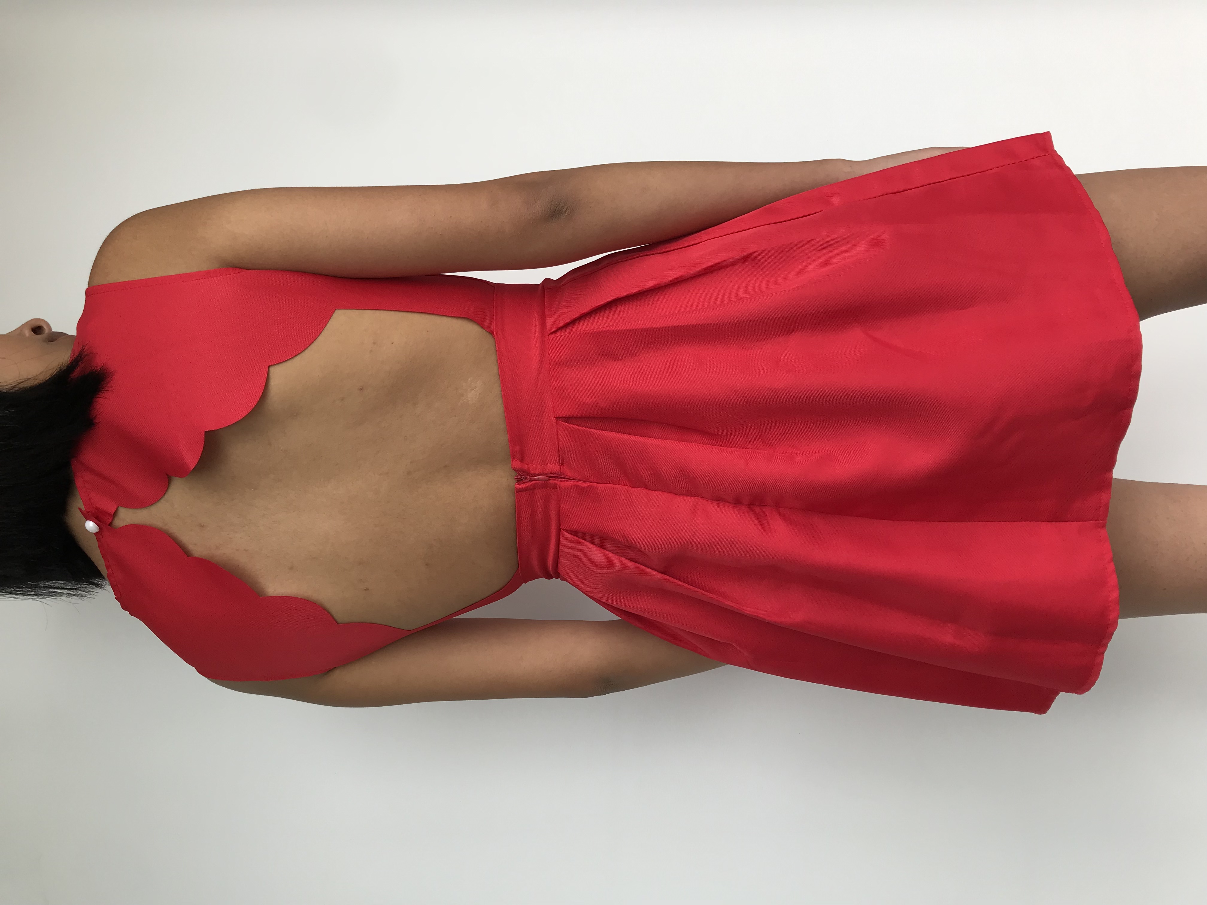 Vestido rojo, tela tipo drill, pliegues en la falda, abertura, botón y cierre posterior. Nuevo con etiqueta
Talla XS