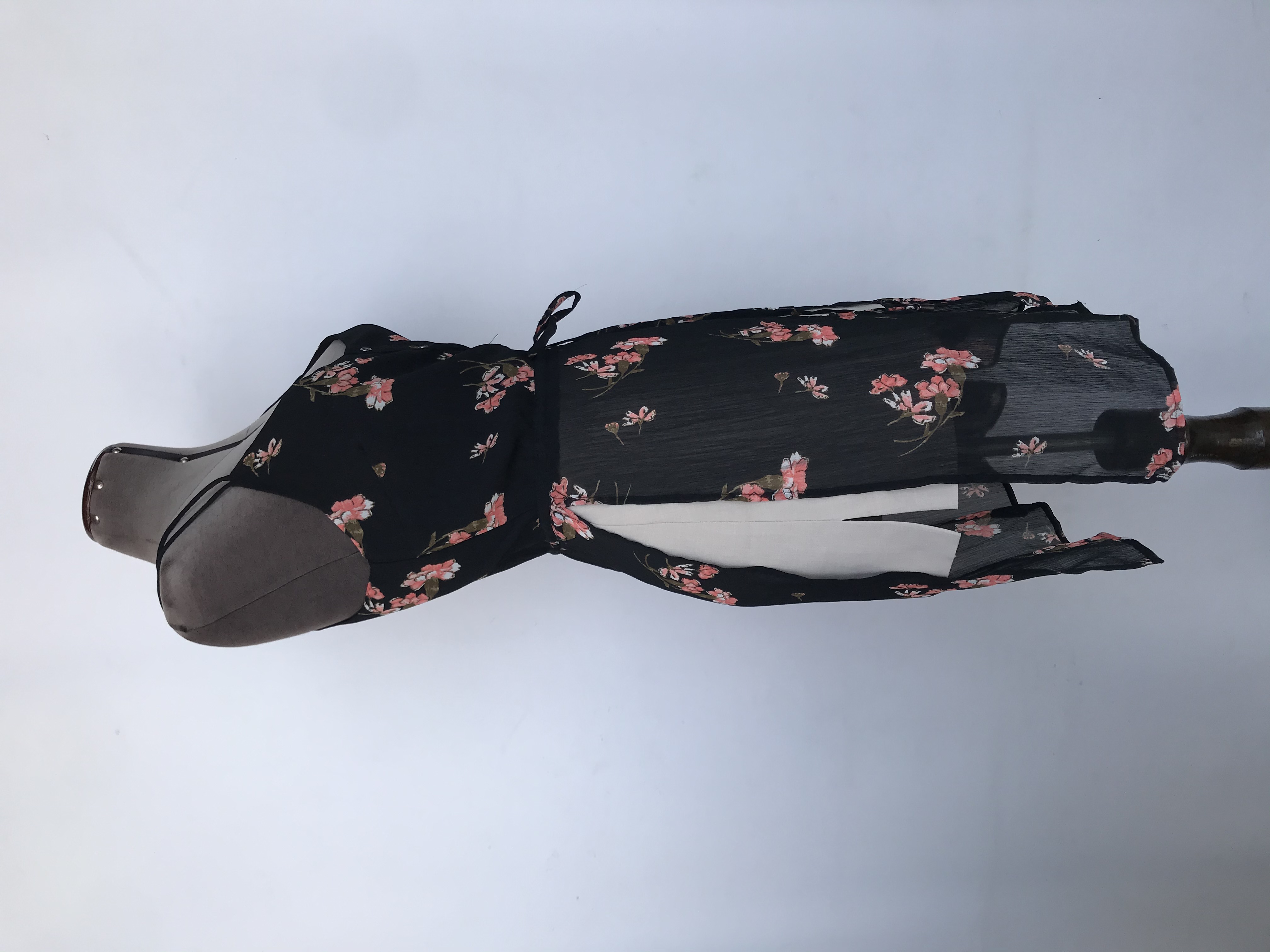 Blusa larga River Island de gada negra con estampado de flores, cintura regulable y aberturas laterales y delantera
Talla S/M