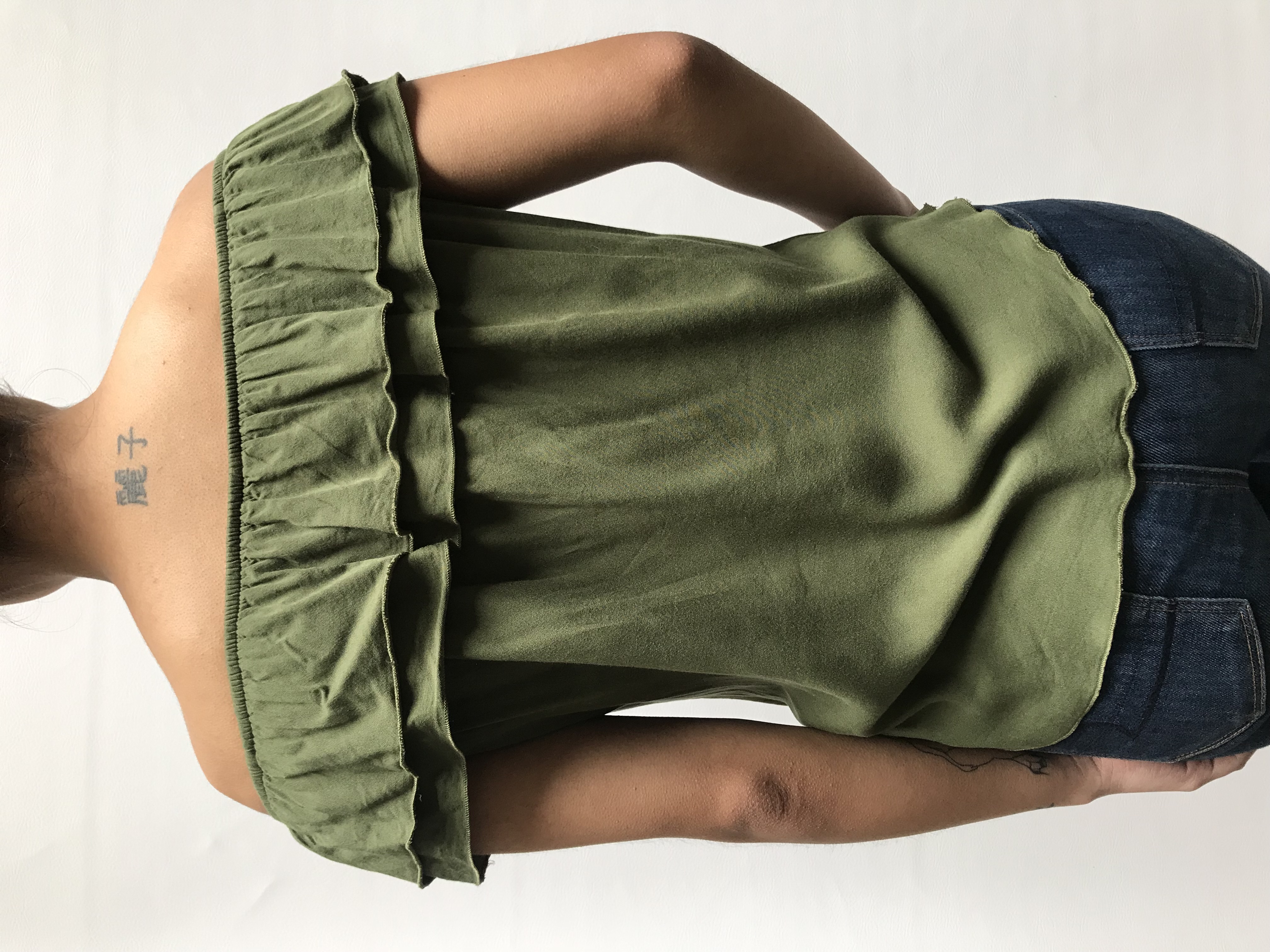 Blusa off shoulder verde con volantes en los hombros, tela tipo algodón
Talla S