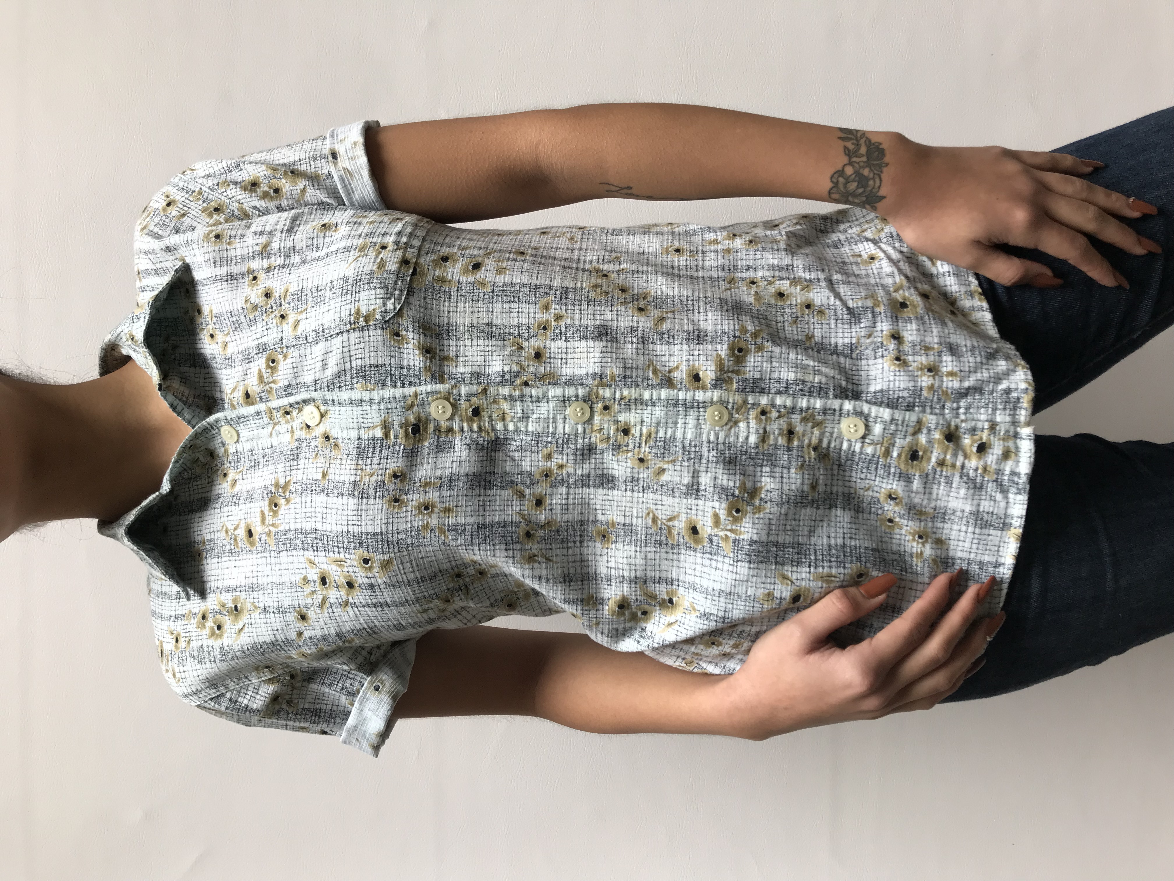 Blusa camisera vintage con estampado de flores beige y lineas negras, 100% algodón. Lleva bolsillo parche
Talla M