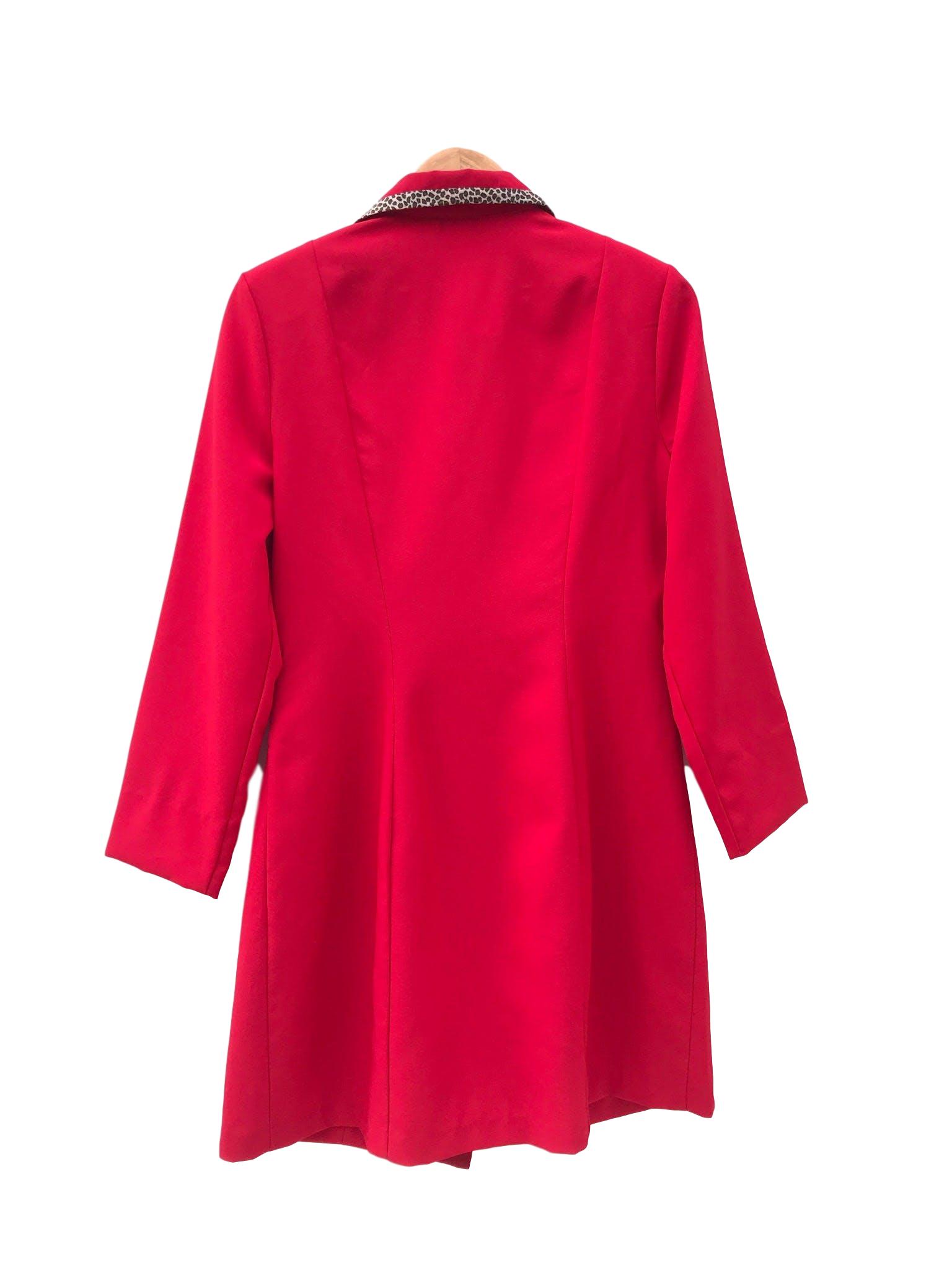 Abrigo vintage de tela tipo sastre roja con ribetes animal print en bolsillos y cuello. Largo 88cm