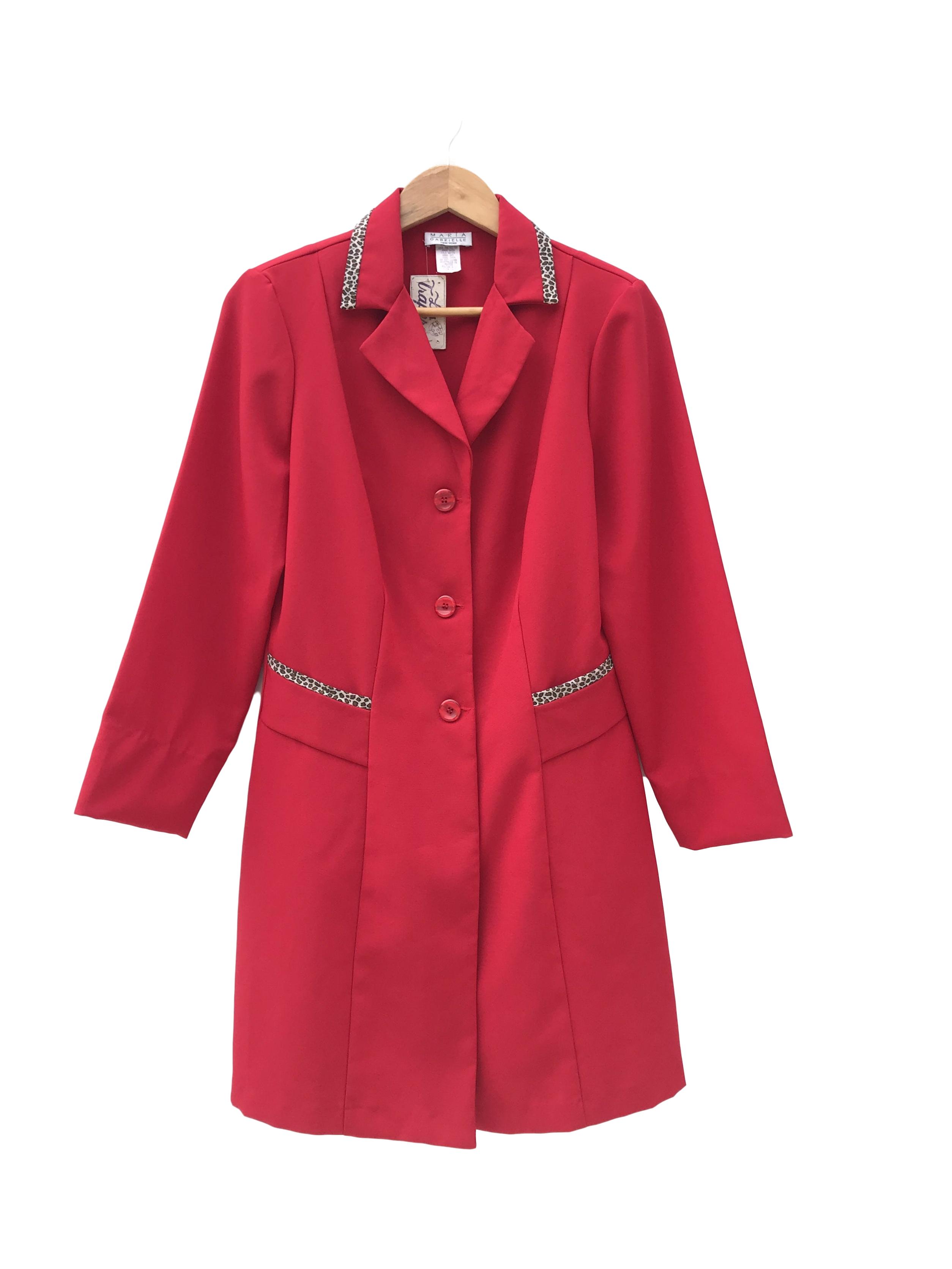 Abrigo vintage de tela tipo sastre roja con ribetes animal print en bolsillos y cuello. Largo 88cm