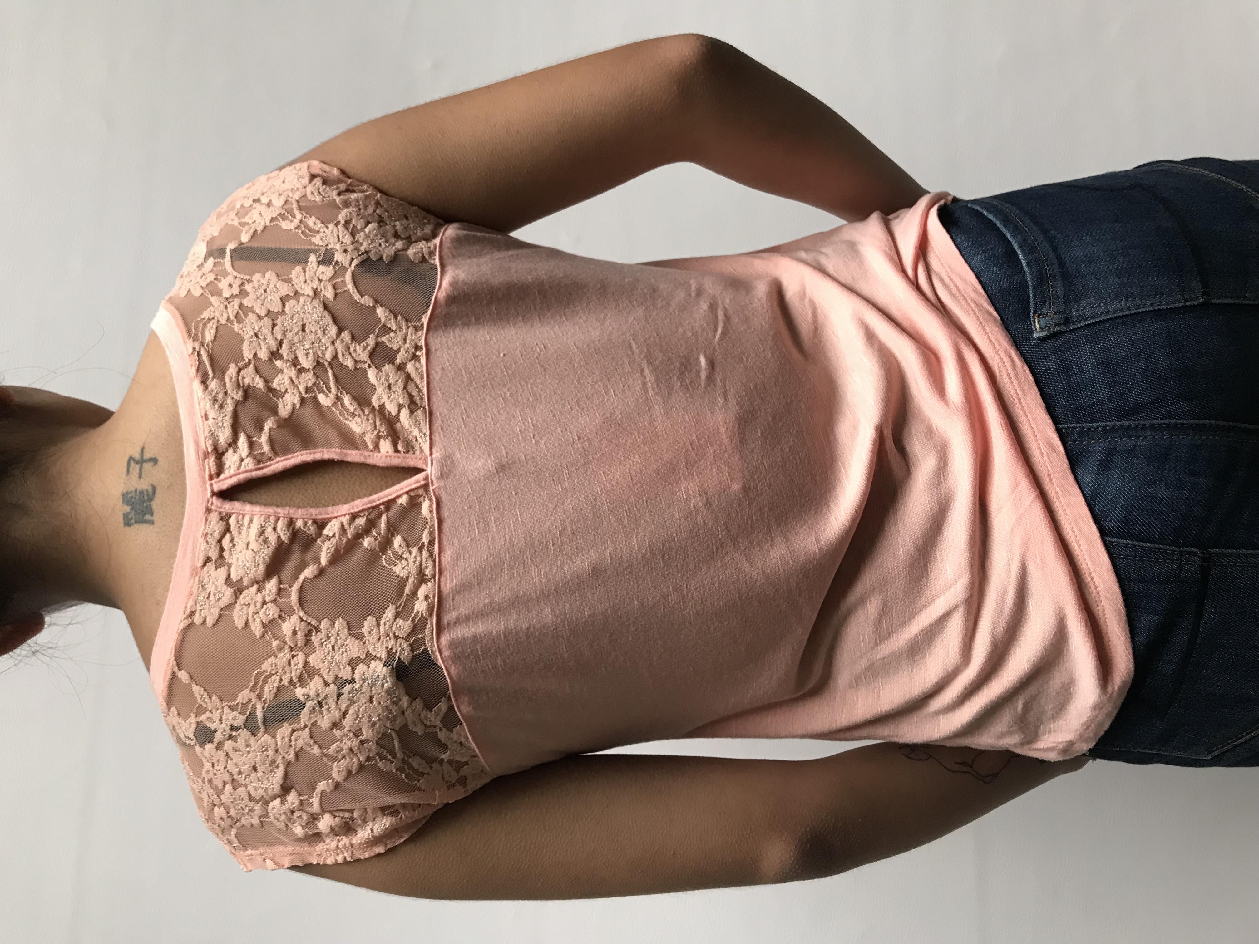 Polo Leonisa rosa con aplicaciones tipo encaje en los hombros y espalda alta
Talla S