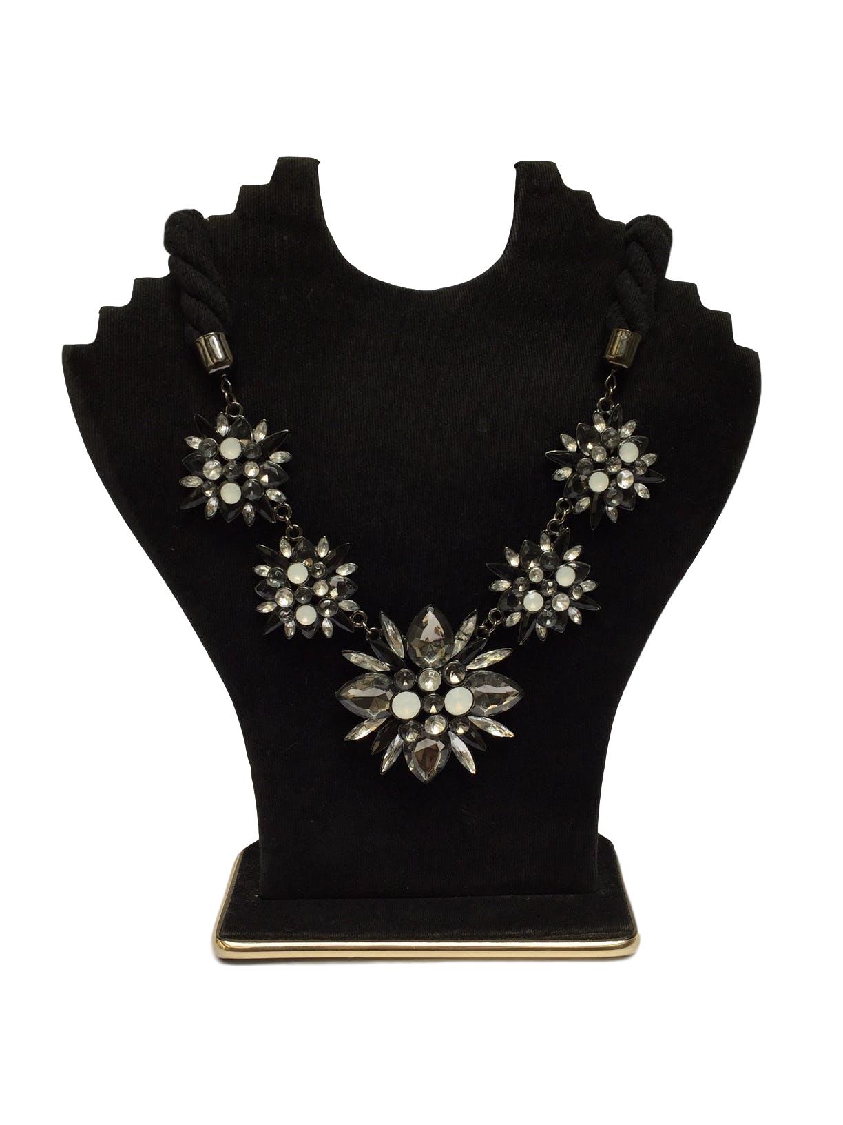 Collar de tela trenzada con flores metálicas negras y blancas, aplicaciones tipo diamante