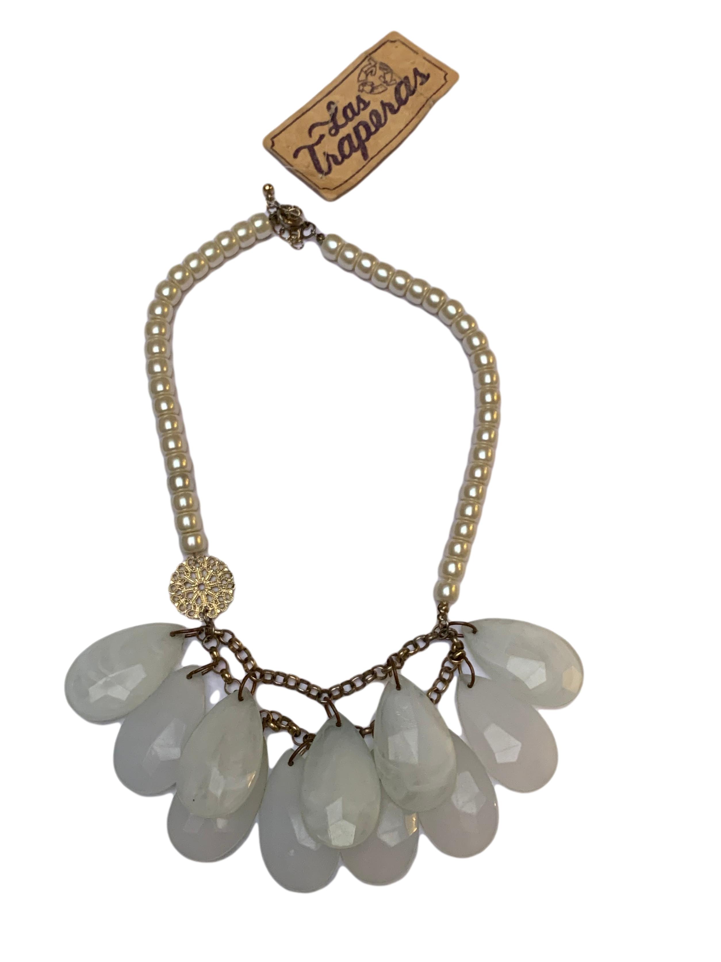 Collar vintage de perlas con dijes de gotas estilo marmol. Largo 50cm