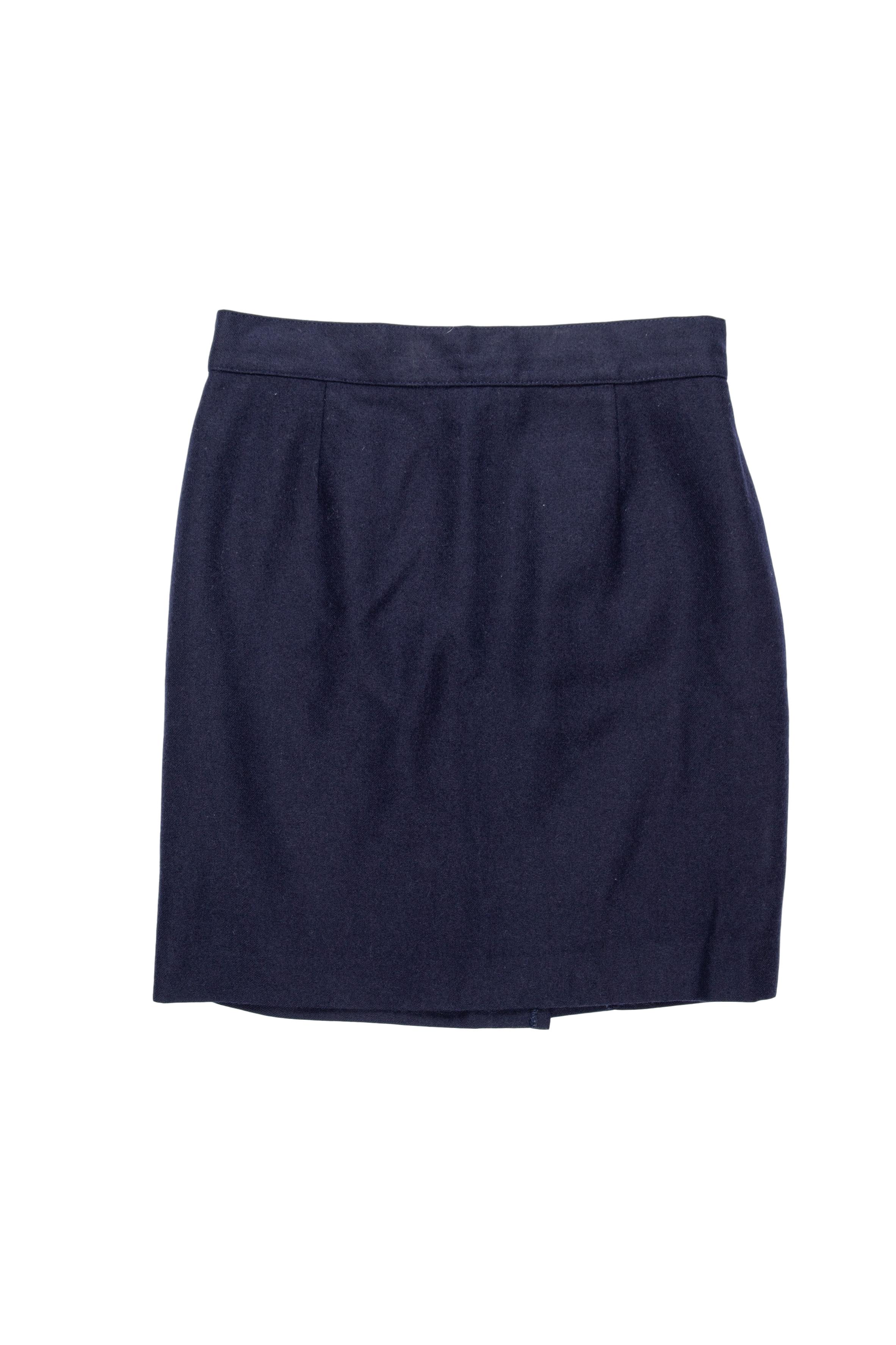 Falda mini de paño azul, forrada, con botón y cierre posterior. Cintura 70 cm, largo 48 cm