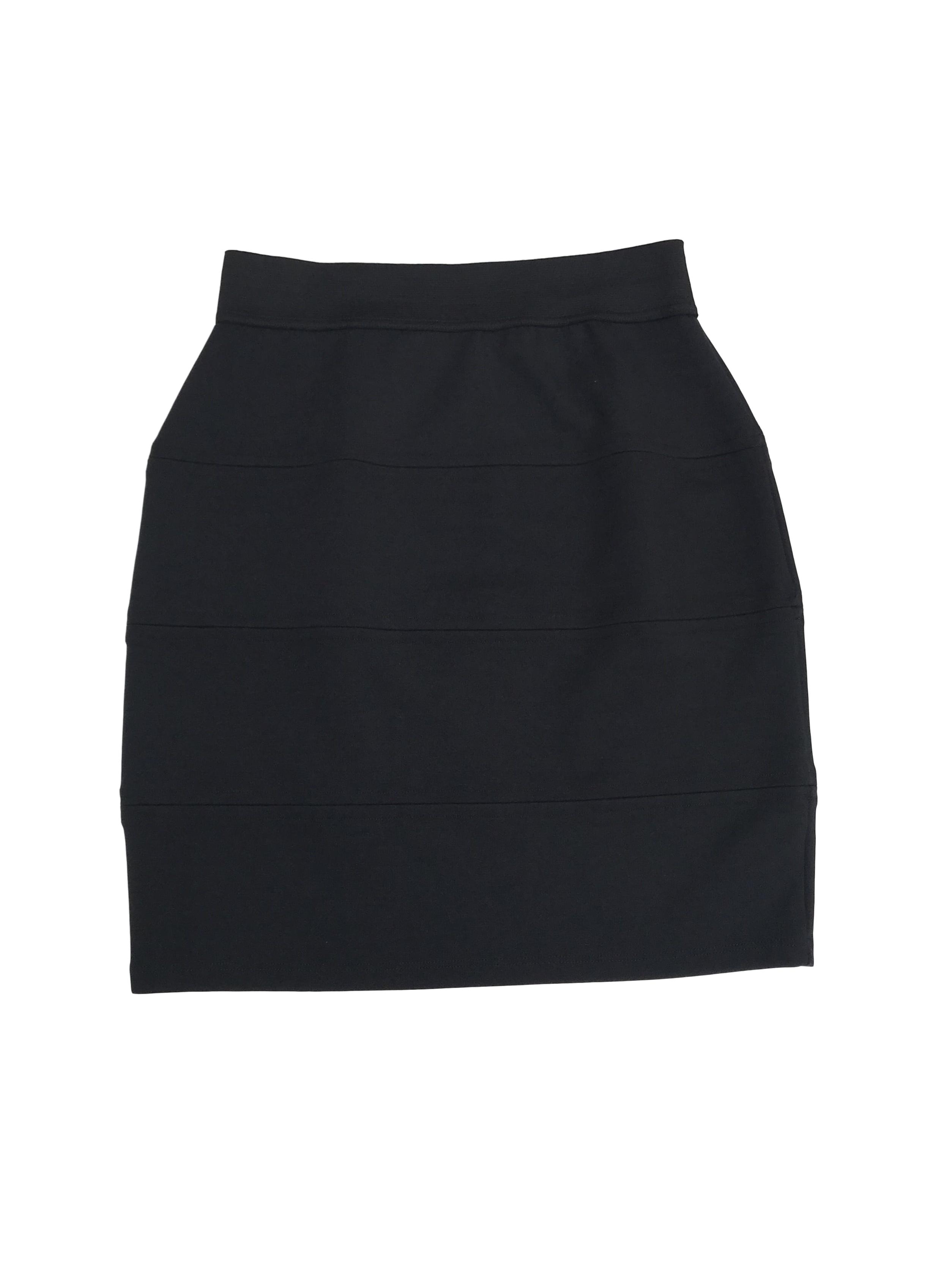Falda tubo negra, tela tipo algodón strech, cortes horizontales y elástico en la cintura. Largo 47cm