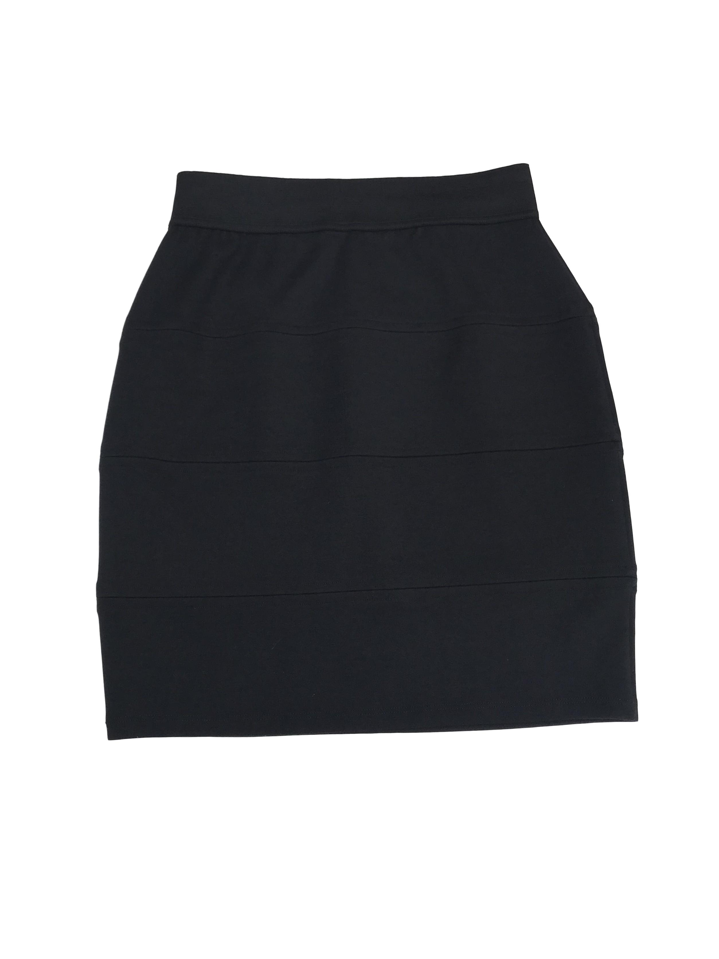 Falda tubo negra, tela tipo algodón strech, cortes horizontales y elástico en la cintura. Largo 47cm