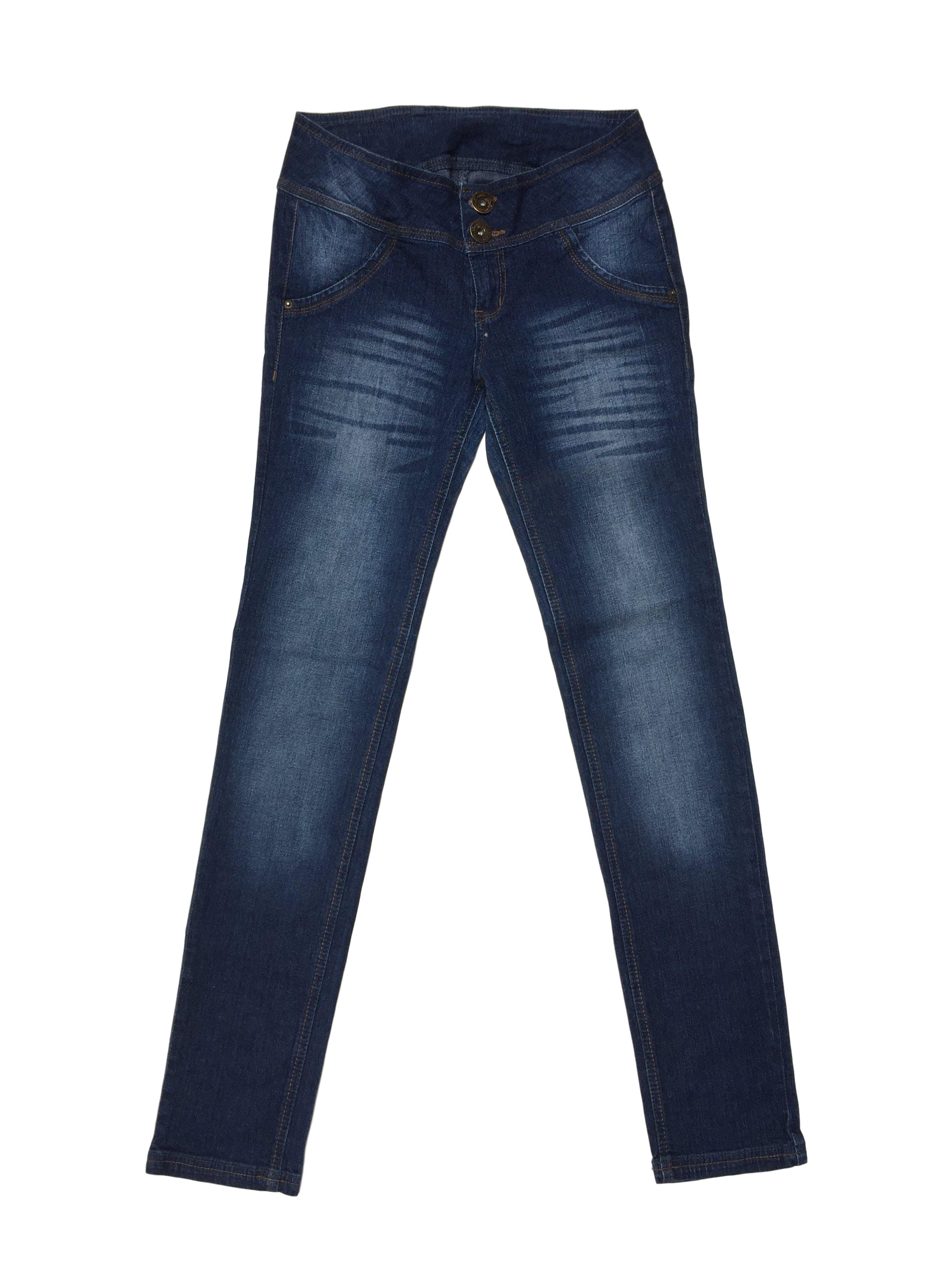 Pantalón jean azul focalizado, pespunte naranja, bolsillos falsos, pitillo, ligeramente strech
Talla S - 28