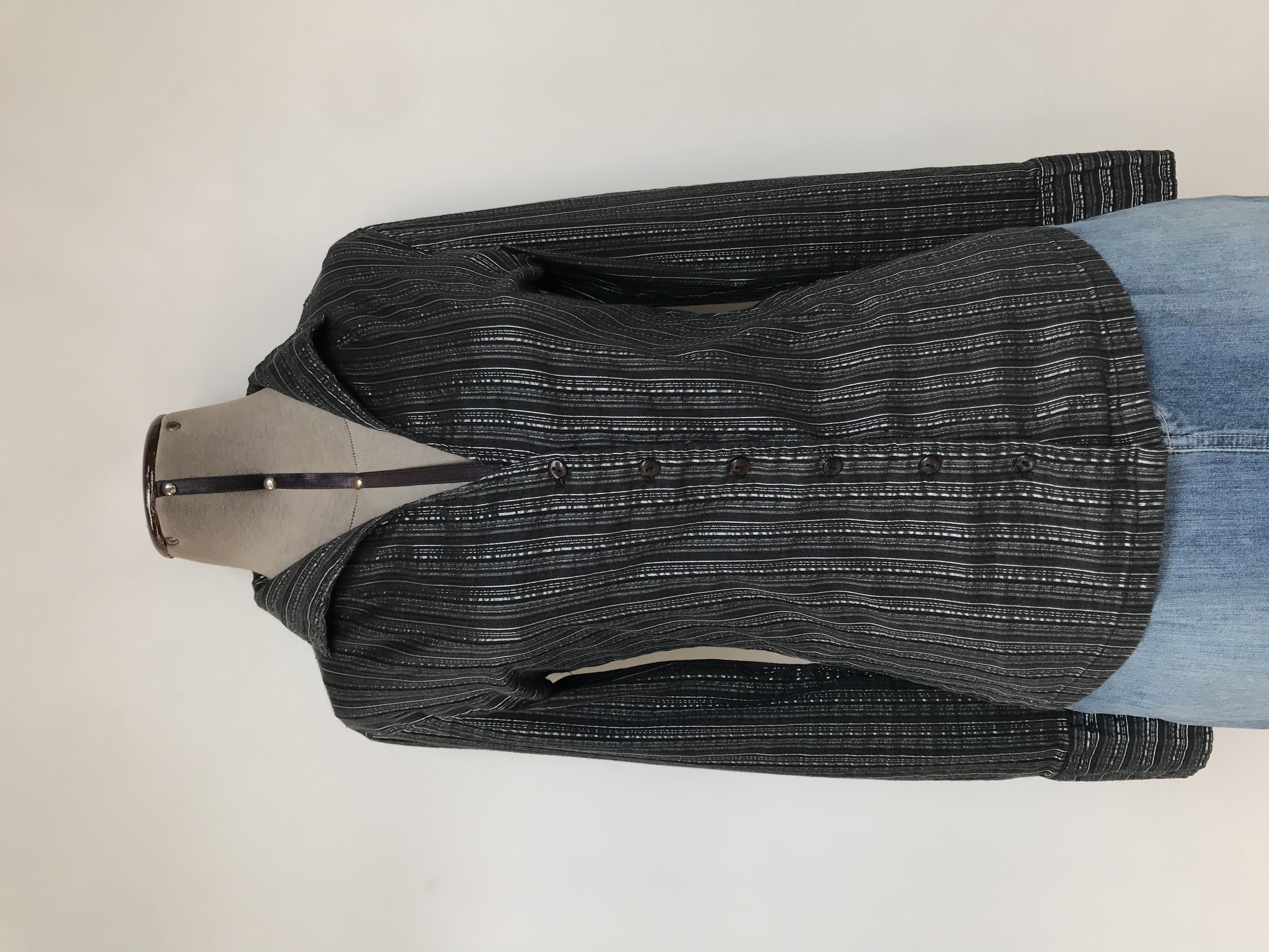 Blusa negra con rayas grises y plateadas, 95% algodón, escote en V y botones delanteros, manga larga con puños anchos 
Talla S