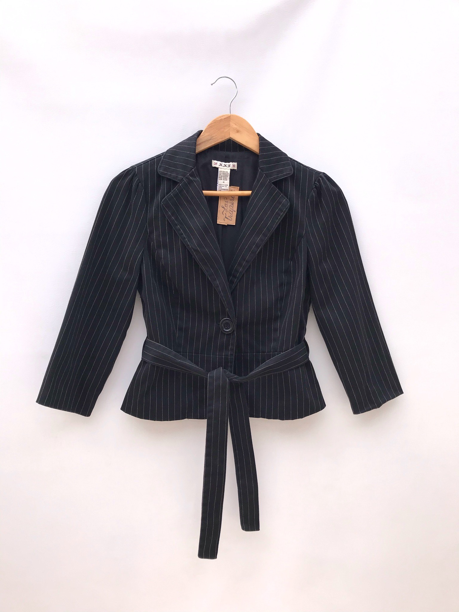 Blazer corto negro con líneas punteadas en tono beige, 95% algodón, un botón, manga 3/4 con botones, cinto para amarrar y lleva forro