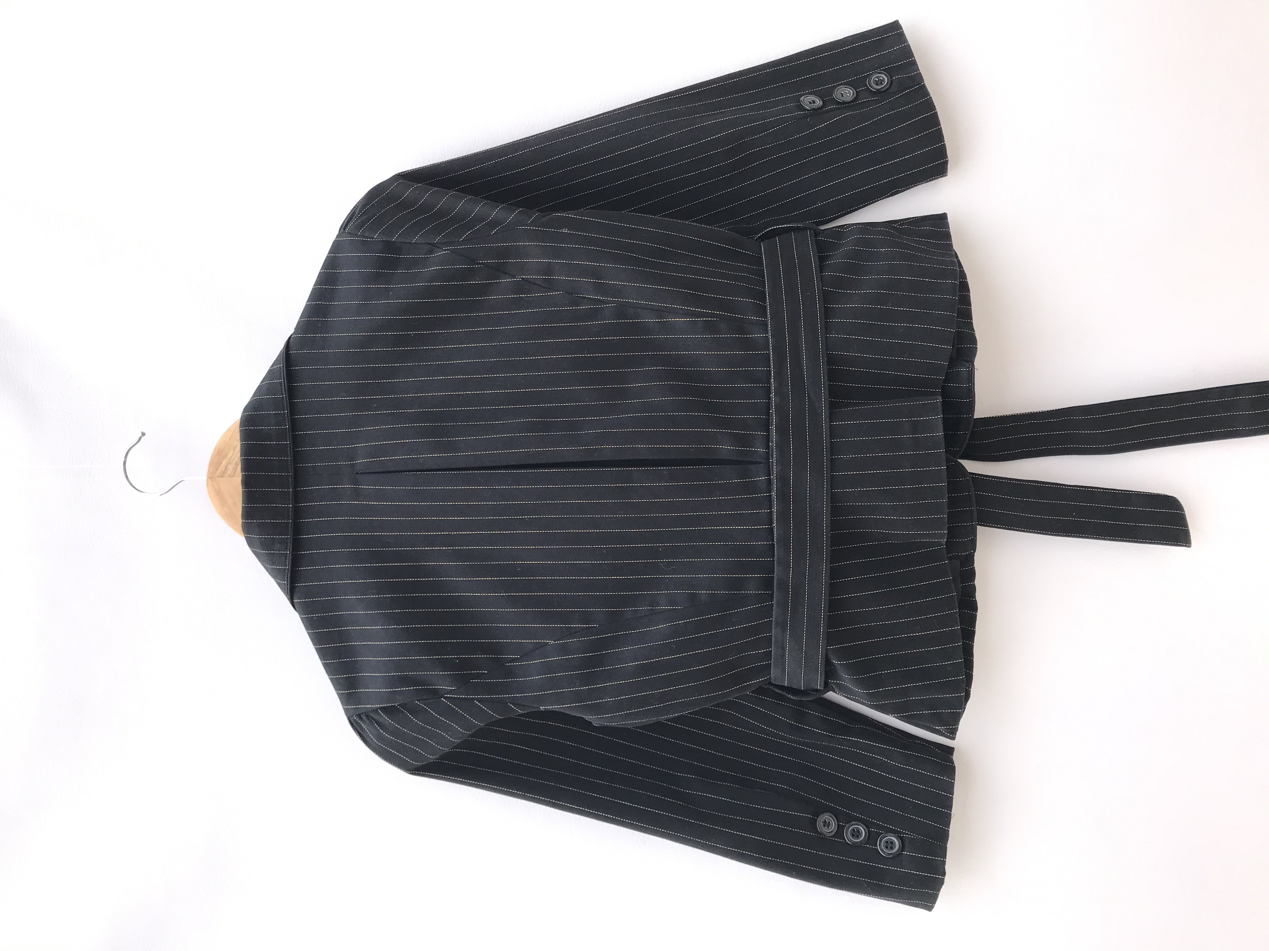 Blazer corto negro con líneas punteadas en tono beige, 95% algodón, un botón, manga 3/4 con botones, cinto para amarrar y lleva forro