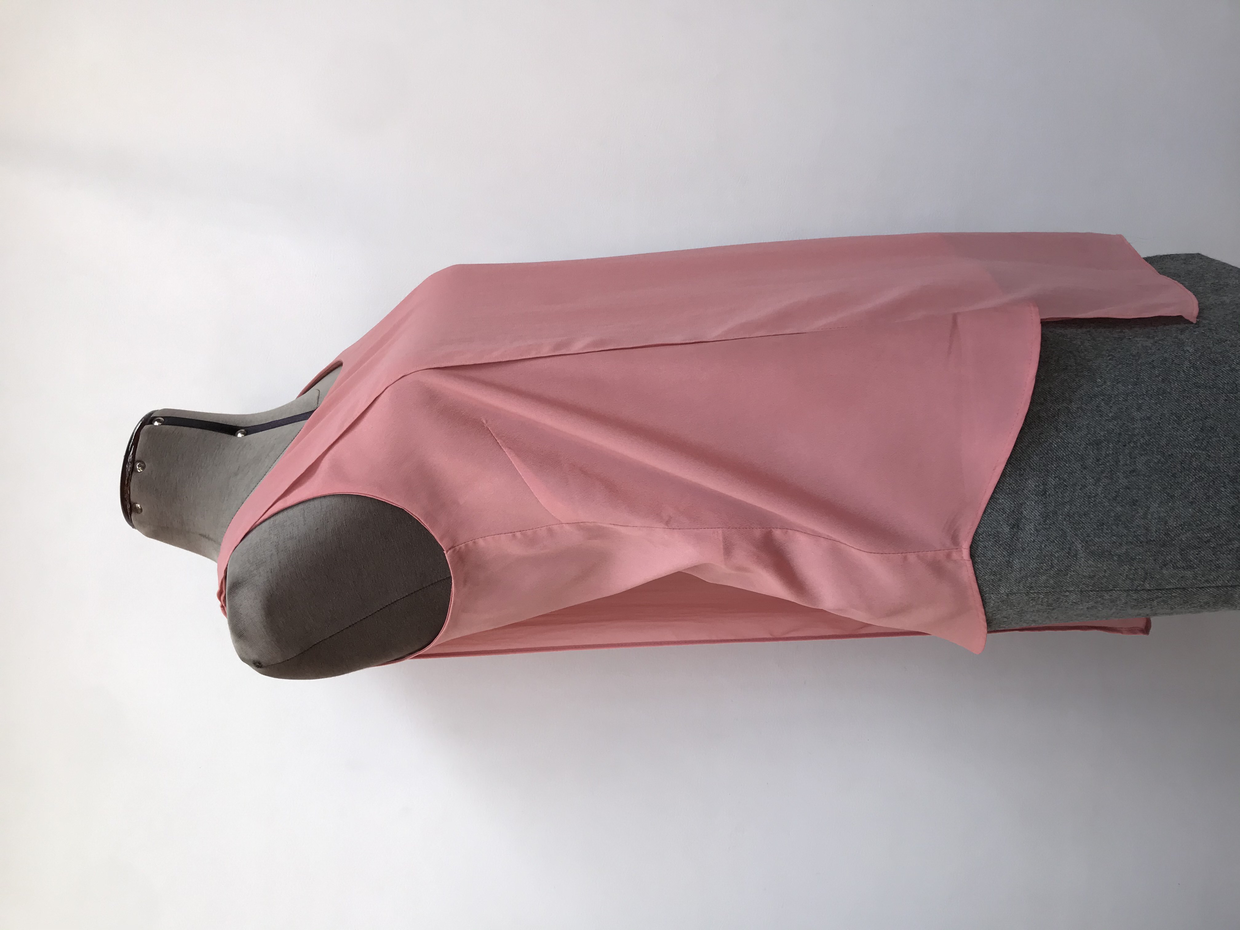 Blusa Mango palo rosa con capa de gasa asimétrica y aberturas laterales. Busto 90cm Largo 60-75cm. Precio original S/ 149