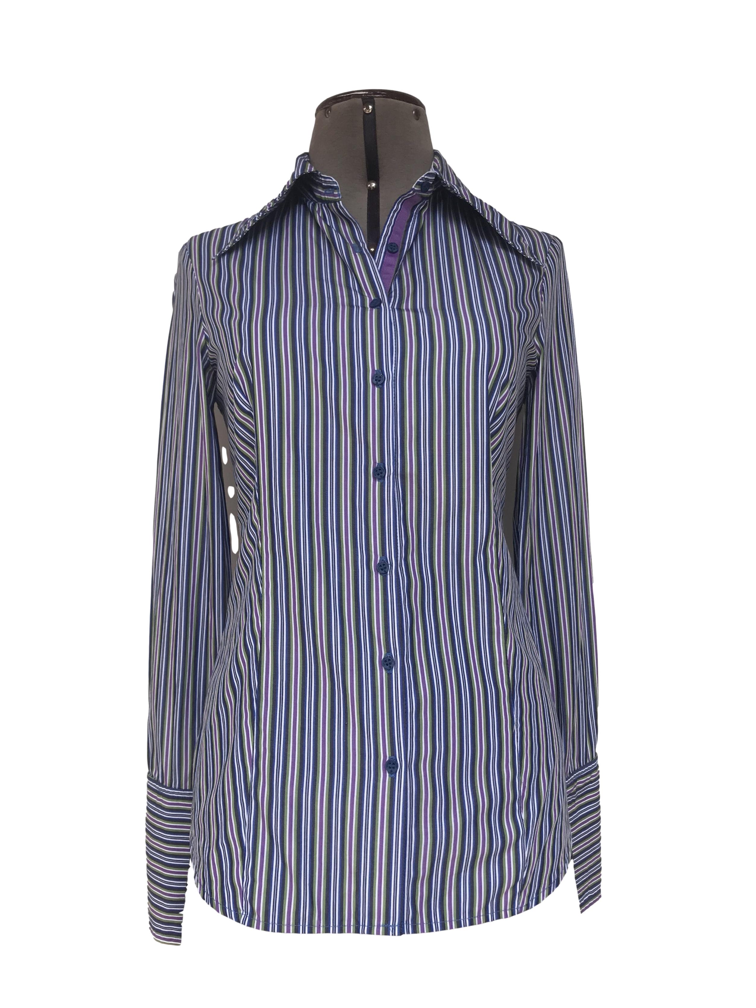 Blusa Michelle Belau a rayas en tonos azules, morados y blancos, 75% algodón, fila de botones azules y puño ancho. Linda!
Tallo S