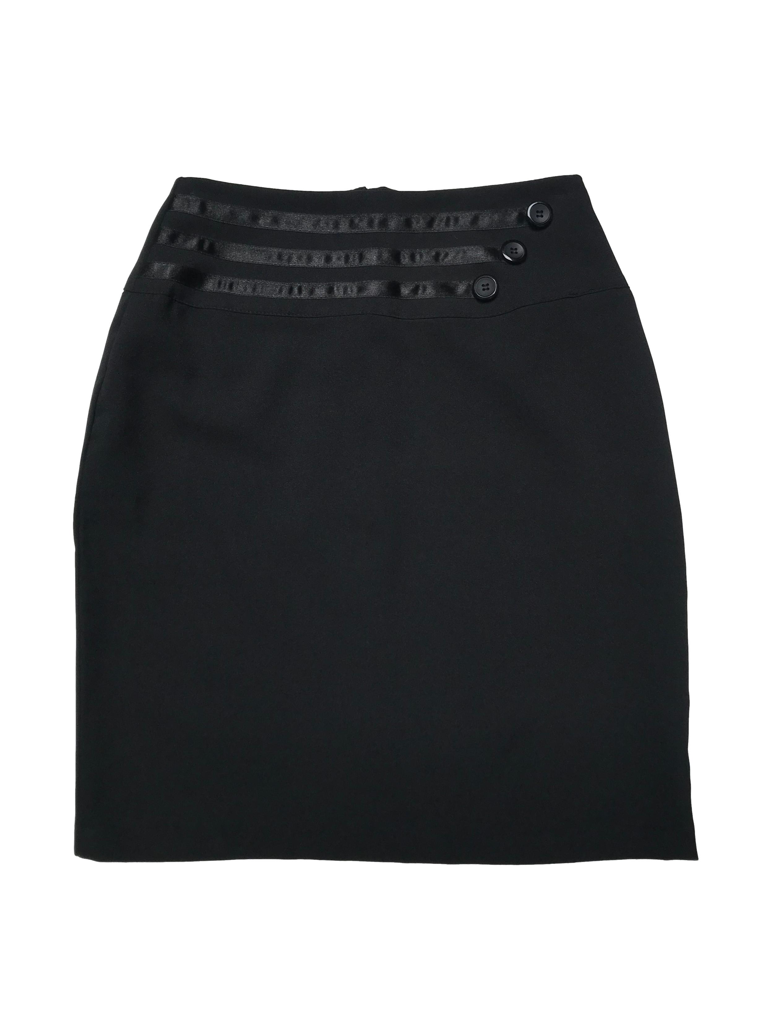 Falda negra tipo sastre, pretina ancha con botones, lleva cierre posterior. Cintura 70cm Largo 52cm
