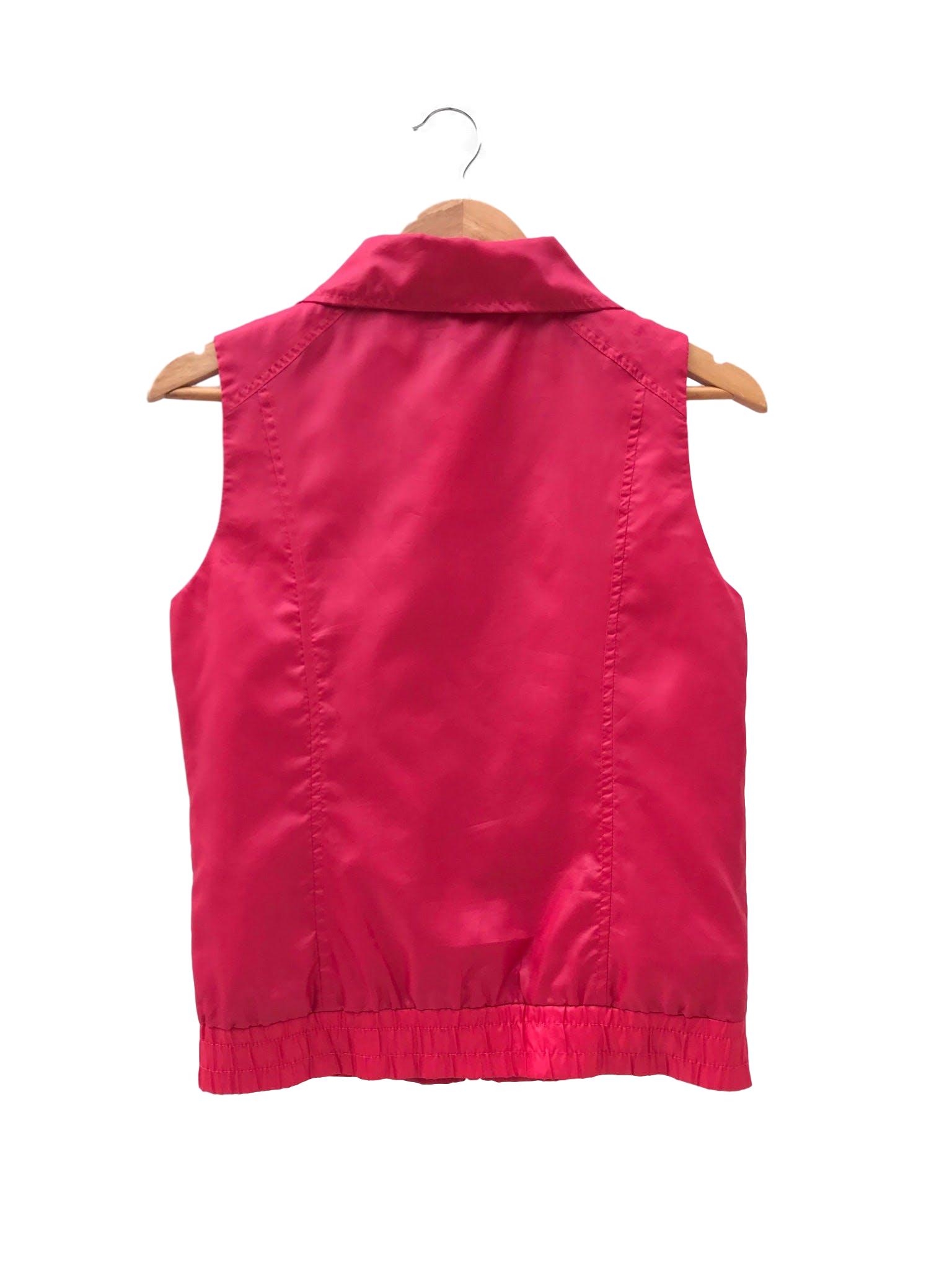 Chaleco rojo satinado, cierre en el medio, forrado y bolsillos laterales