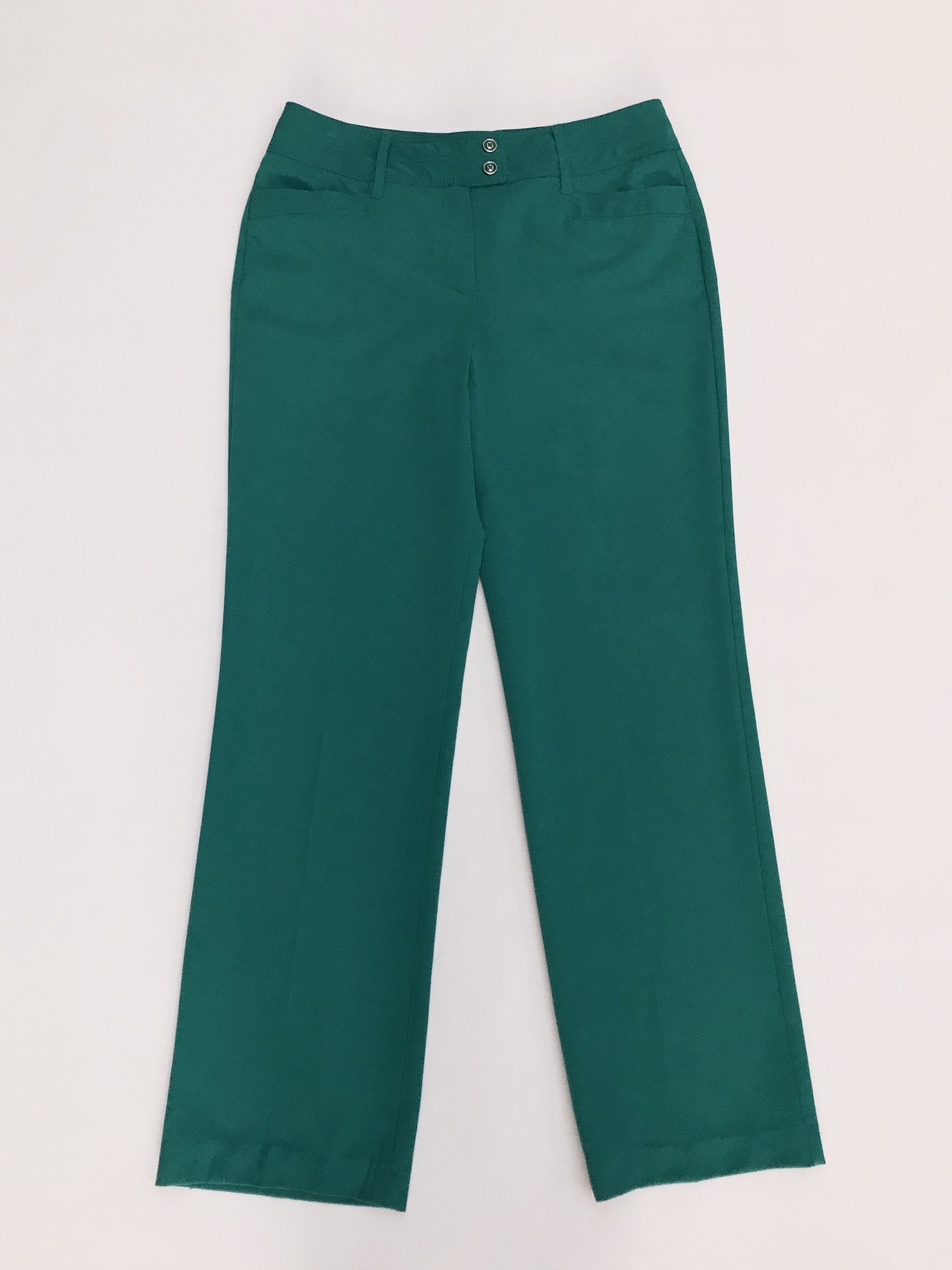 Pantalón verde jade, tela plana no stretch, 4 bolsillos, corte recto. Color hermoso
Talla 32 (US10)