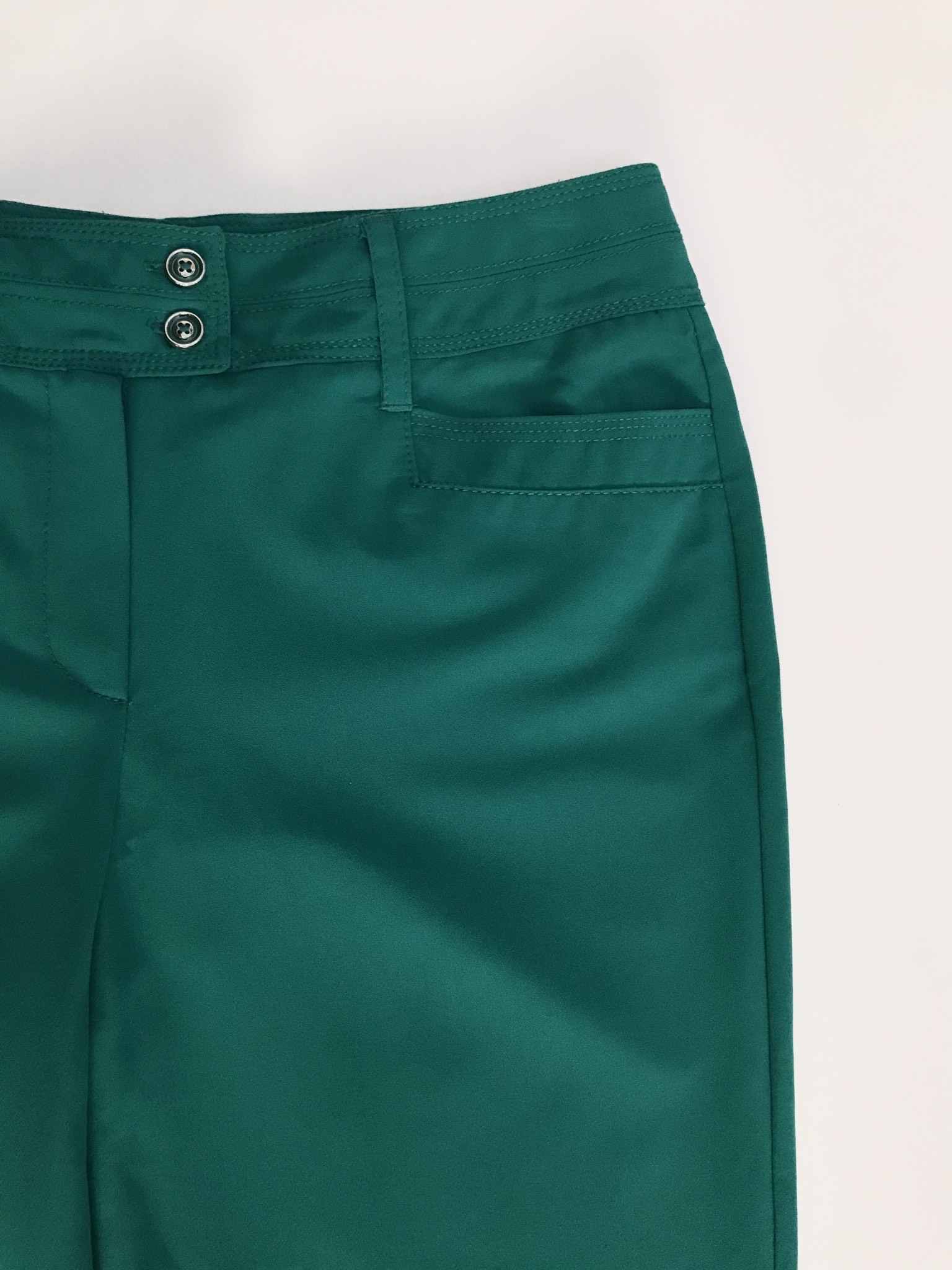 Pantalón verde jade, tela plana no stretch, 4 bolsillos, corte recto. Color hermoso
Talla 32 (US10)