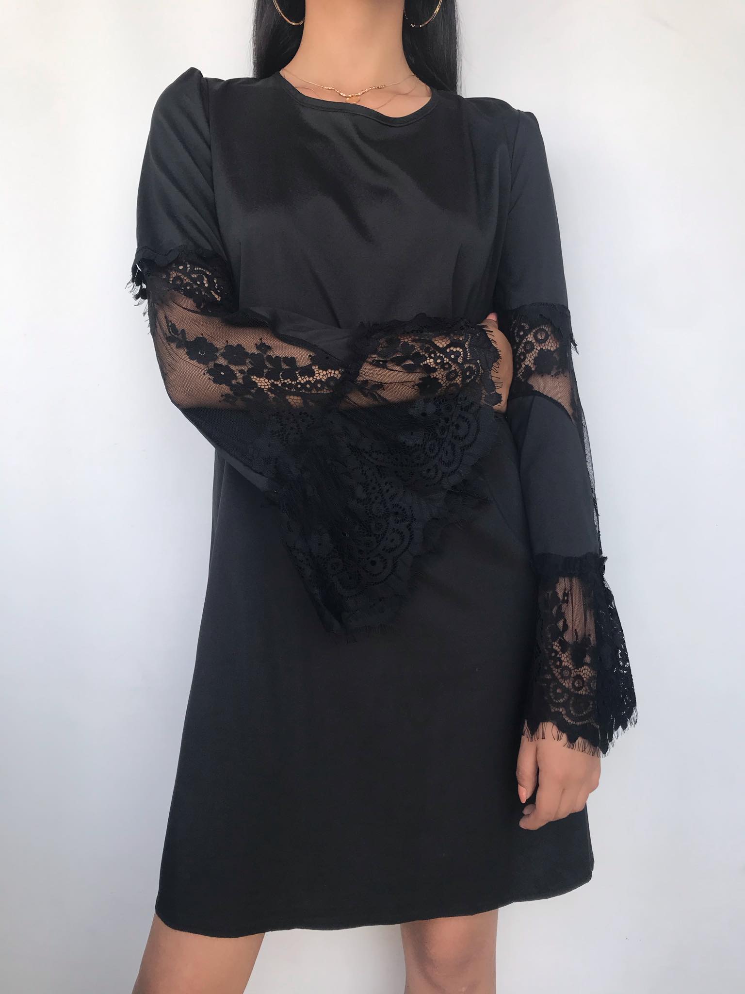 Vestido negro con aplicaciones de encaje en mangas campana Talla XL/XXL | Traperas