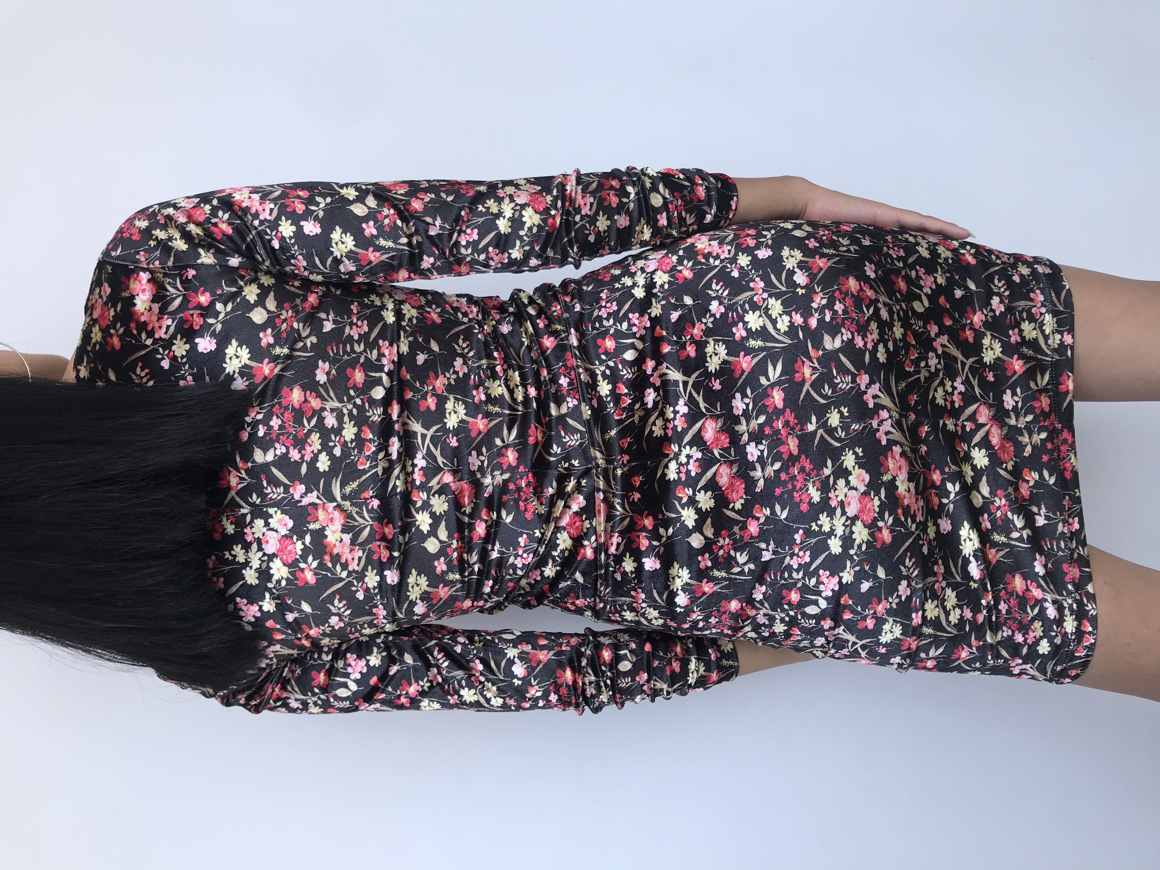Vestido Joaquim Miro de terciopelo negro con estampado de flores, cuello ojal, manga larga con encarrujado, lleva forro. Precio Original S/ 280
Talla XS