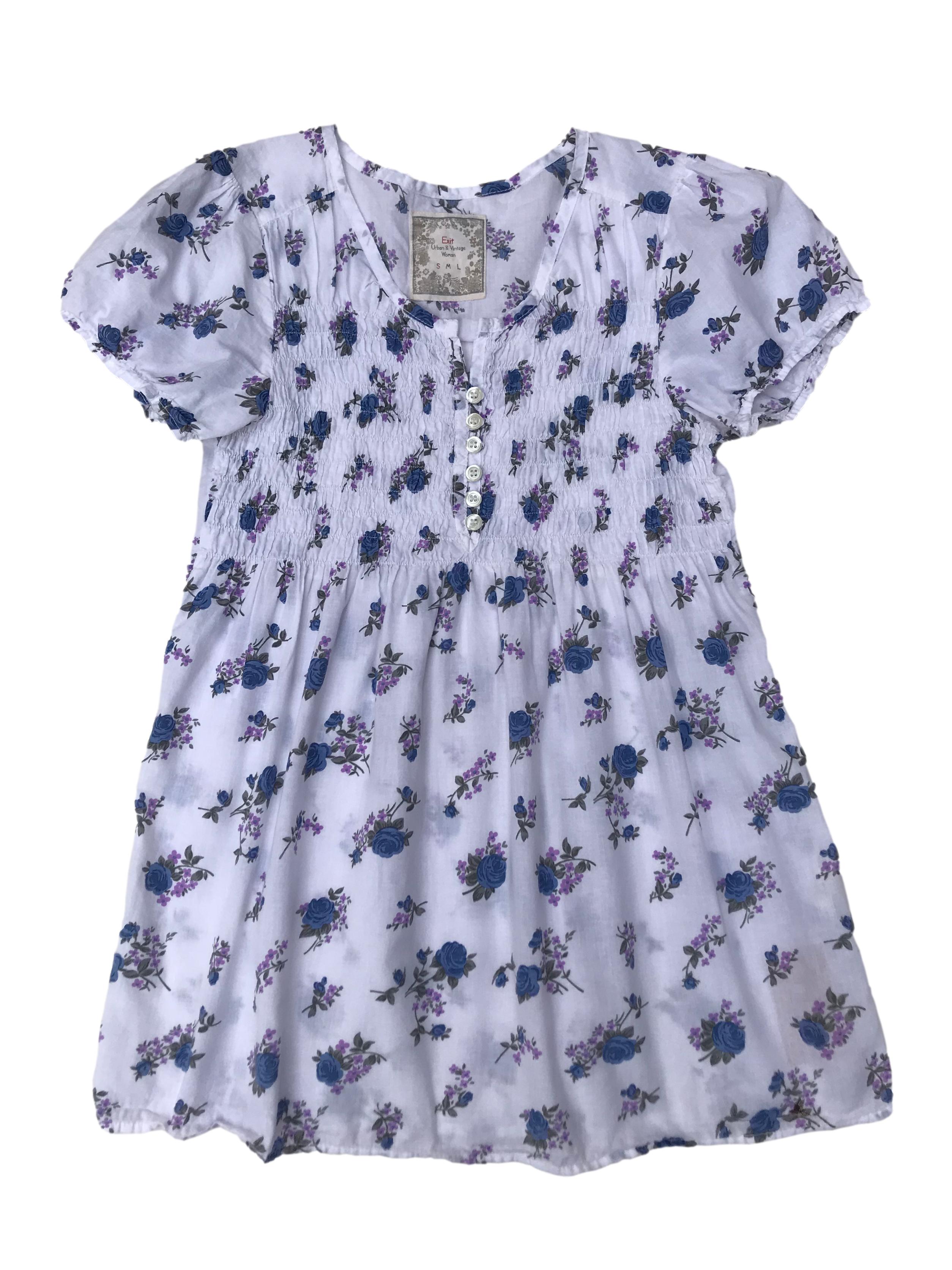 Blusa Exit blanca con estampado de flores azules y moradas, panal de abeja en el pecho con botones. Largo 70cm