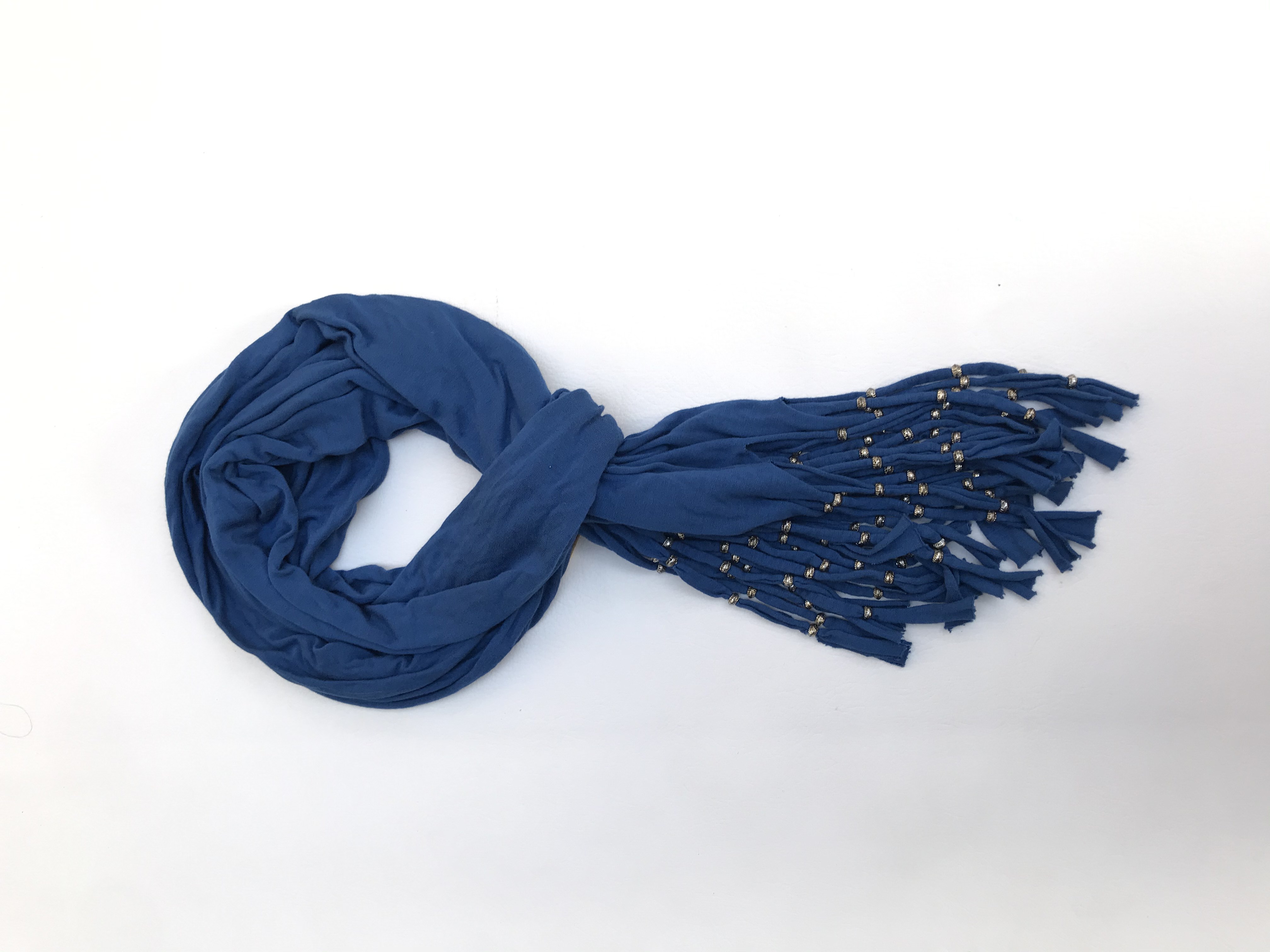 Chalina tipo algodón azul con flecos y aritos plateados. 46x190cm