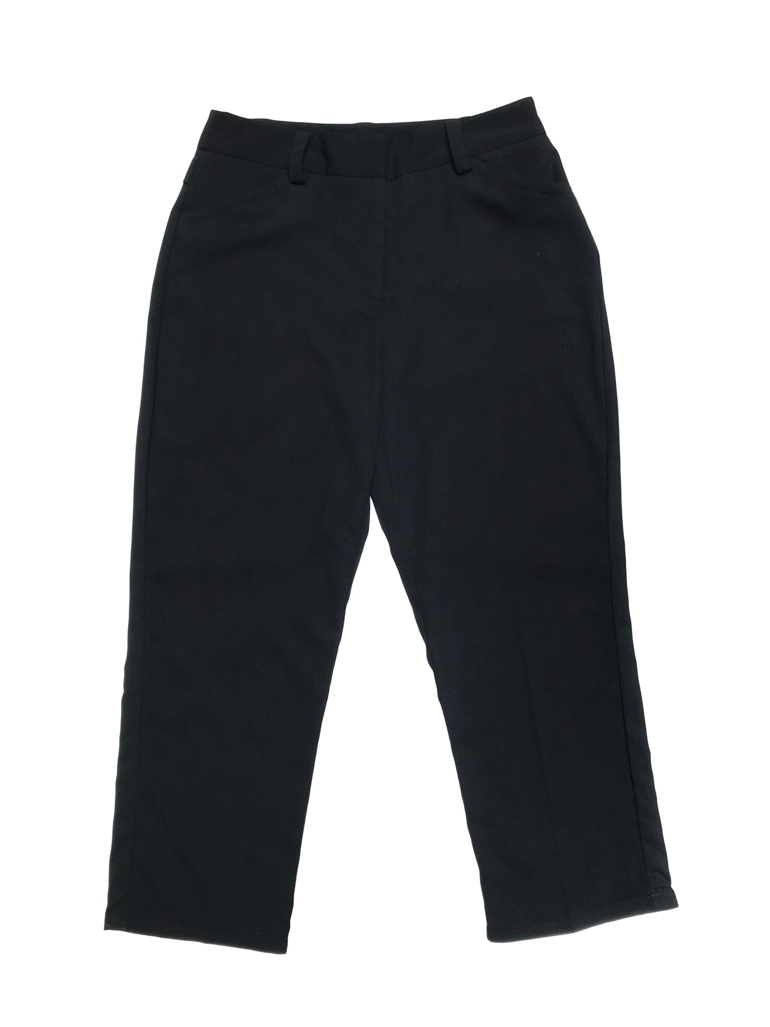 Pantalón a la cintura y largo al tobillo, negro, con bolsillos laterales. Cintura 76cm Largo 88cm