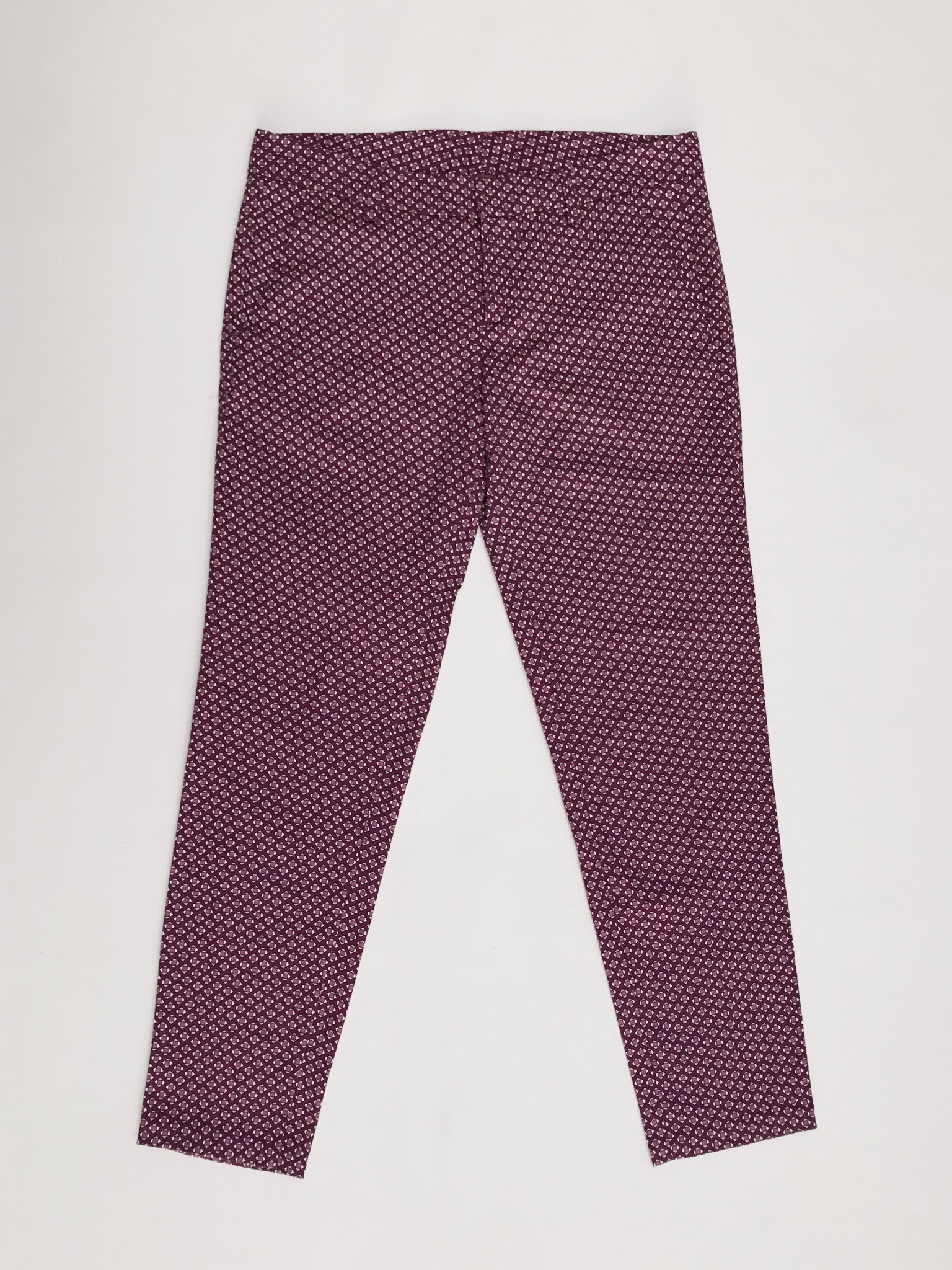 Pantalón Benetton estampado geométrico morado y crema, bolsillos laterales, corte pitillo. ¡Lindo! Precio original S/ 280
Talla 28