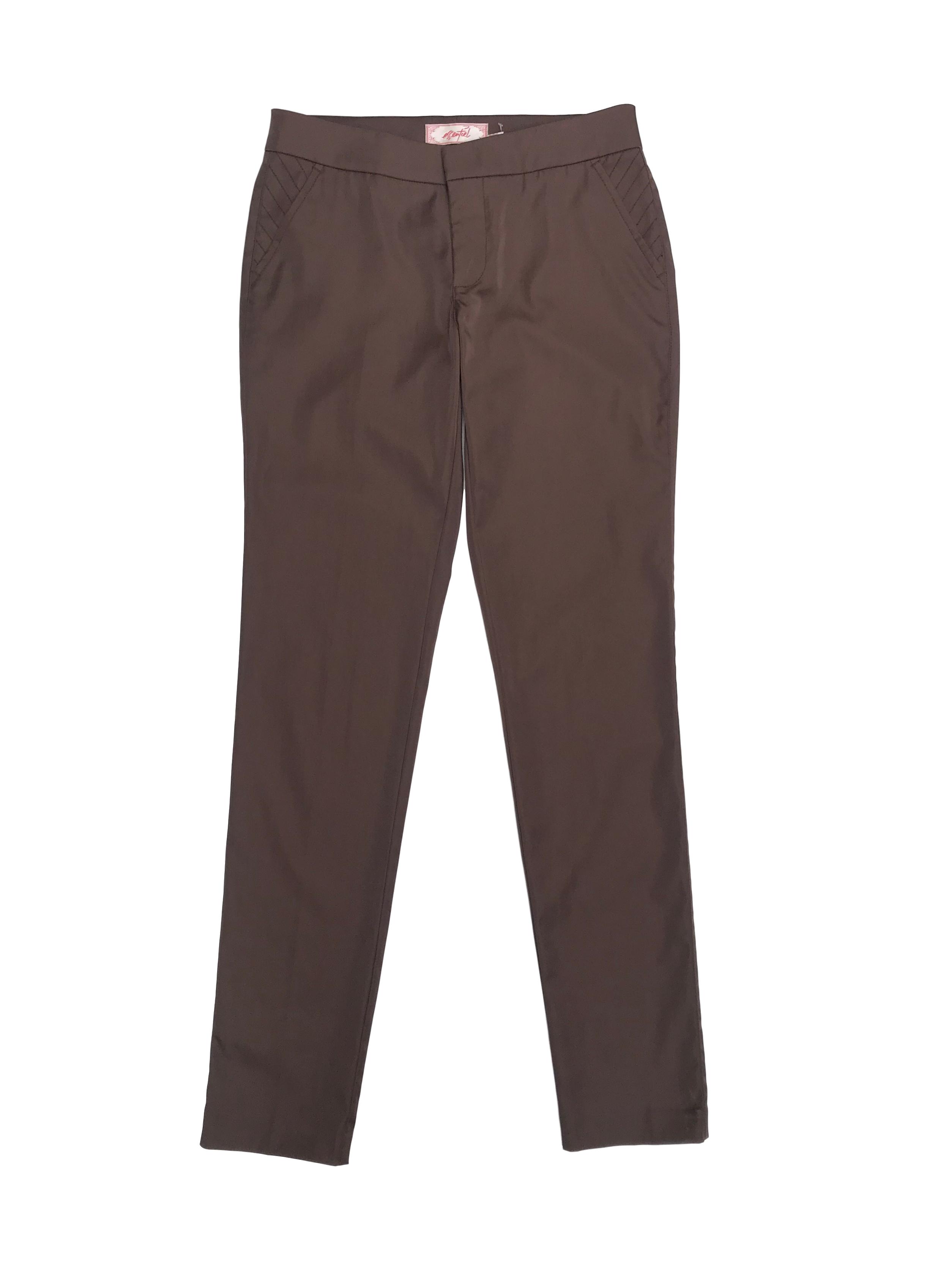 Pantalón Essentiel marrón satinado, tiro medio, corte slim, y con bolsillos. Pretina 76cm